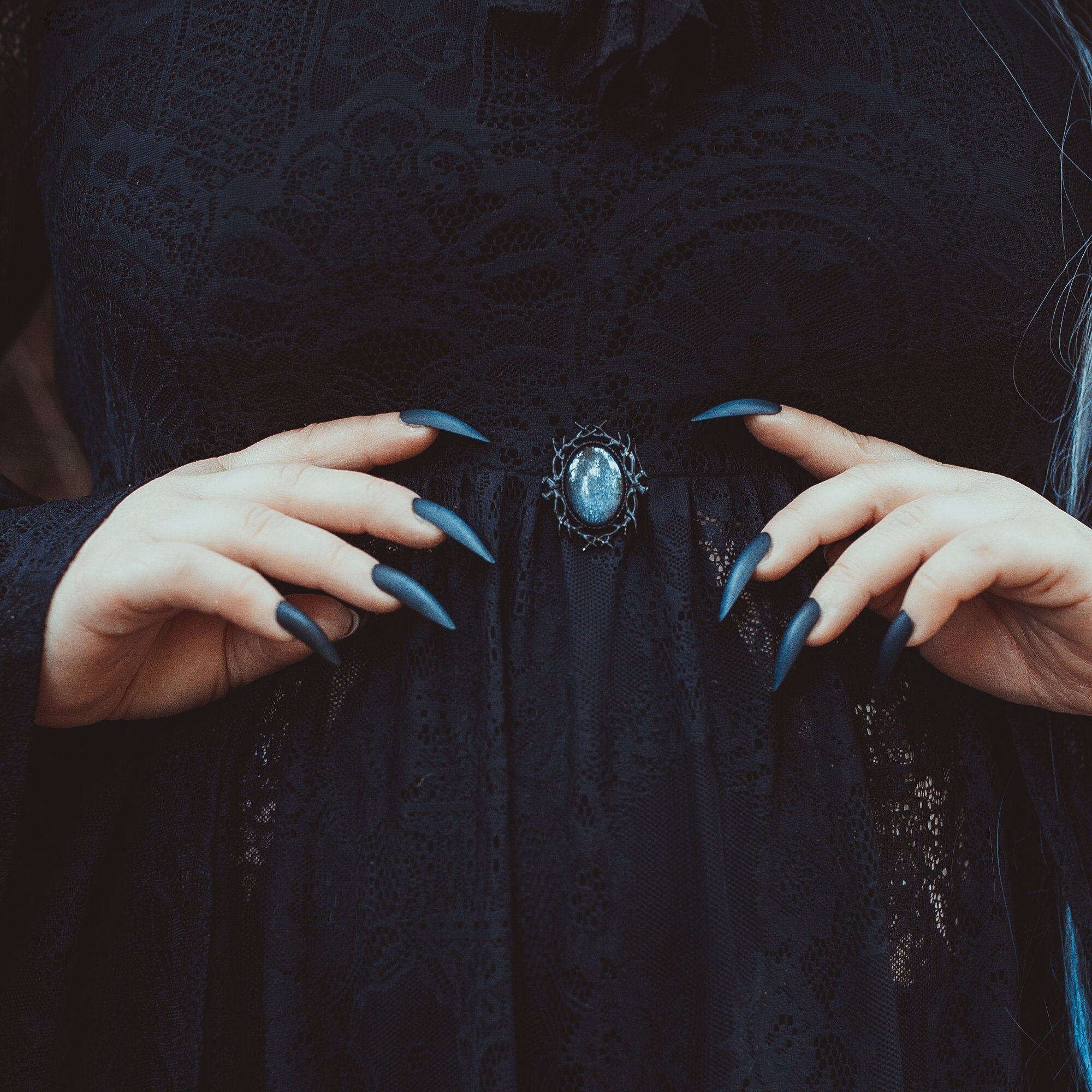 Ovale Brosche Geweih in Wunschfarbe – handgemachter Vintage Schmuck im Jugendstil für Cosplay, Fantasy-Outfits & Gothic Weihnachten Brosche -Brooches- BloodyBrilliants