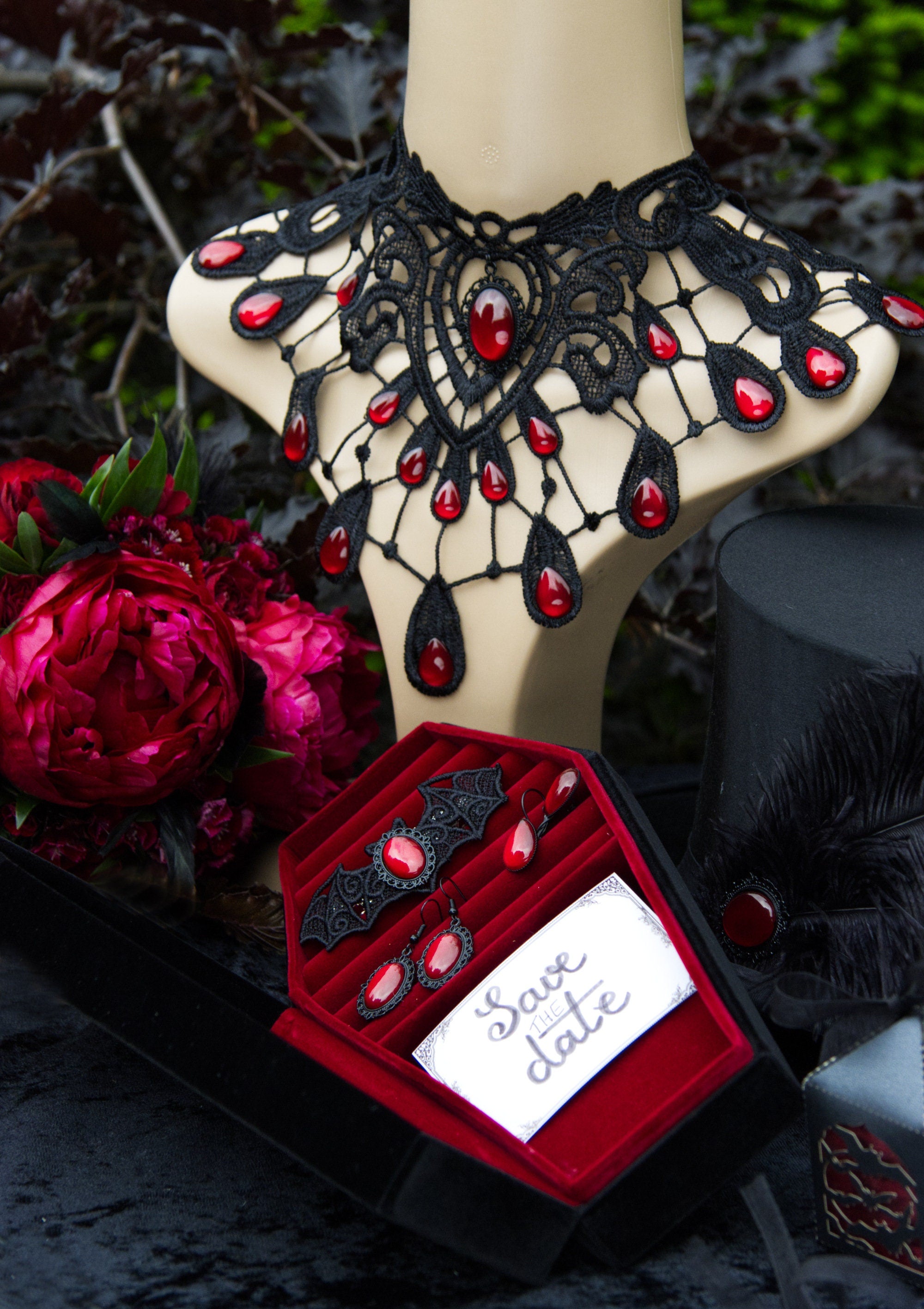 Gothic Choker schwarz Wunschfarbe mit Tropfen, aus Spitze mit farbigen Glassteinen als Gothic Schmuck und für Vampir Cosplay -Chokers- BloodyBrilliants