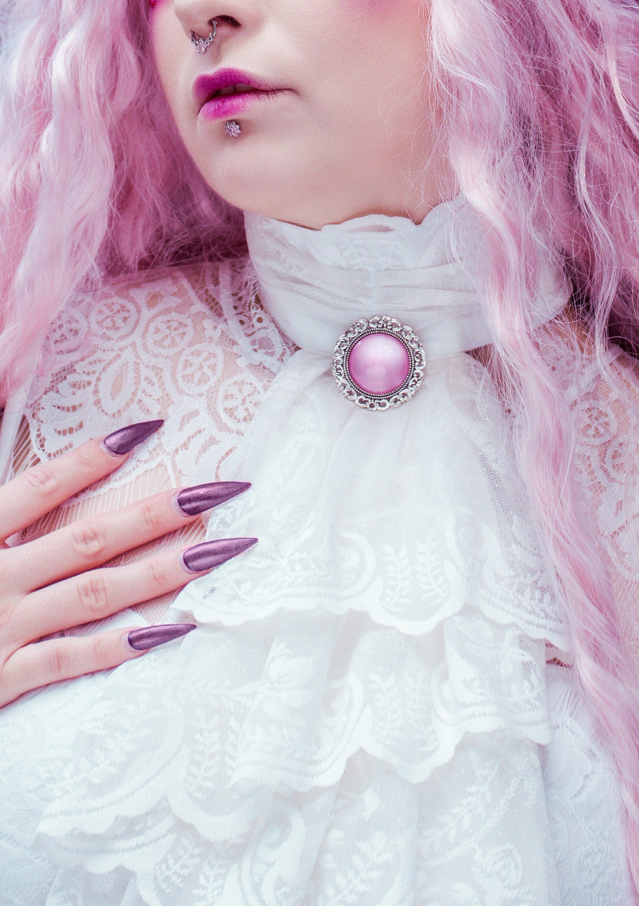 Runde Brosche Wunschfarbe aus Glassteinen in Silber und Bronze als Cosplay Schmuck und Gothic Accessoire