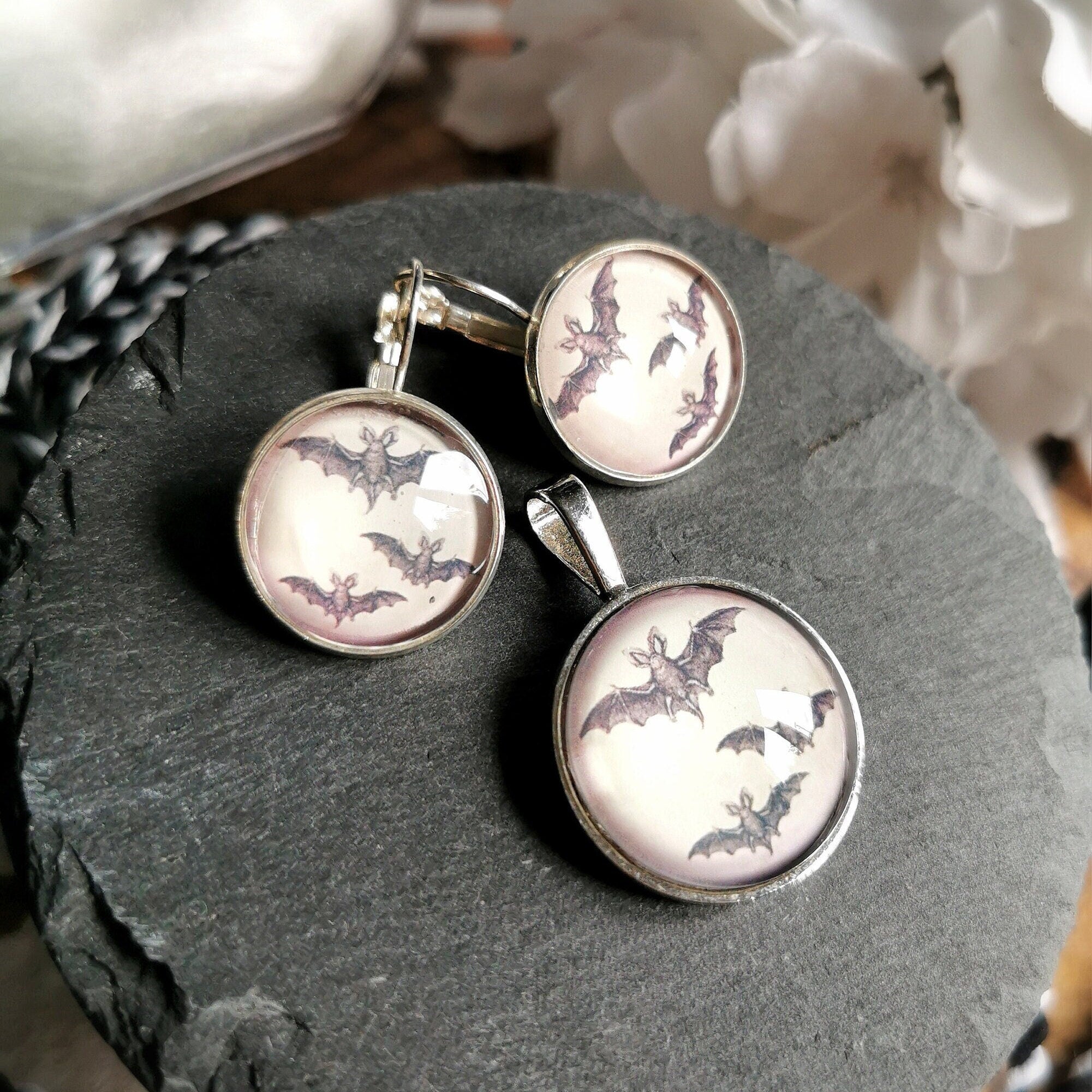 Fledermaus Schmuckset aus Anhänger Ohrringe mit Kette in silber bronze oder schwarz für Gothic Outfit und Vampir Cosplay -Pendants- BloodyBrilliants