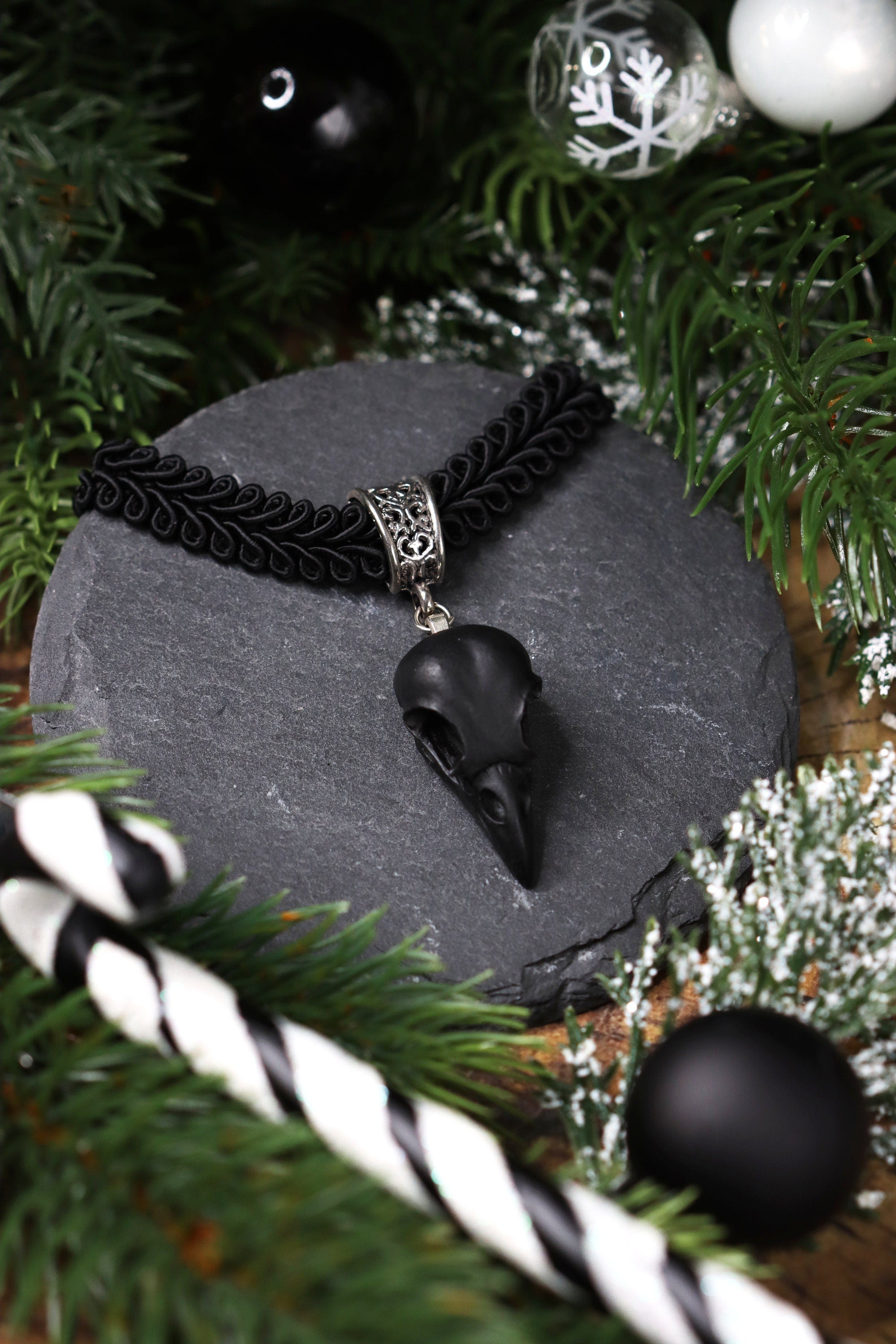 Choker mit Vogelschädel Anhänger als Gothic Halsband aus Spitze für Cosplay Outfit oder LARP Kostüm für Halloween Adventskalender -Chokers- BloodyBrilliants