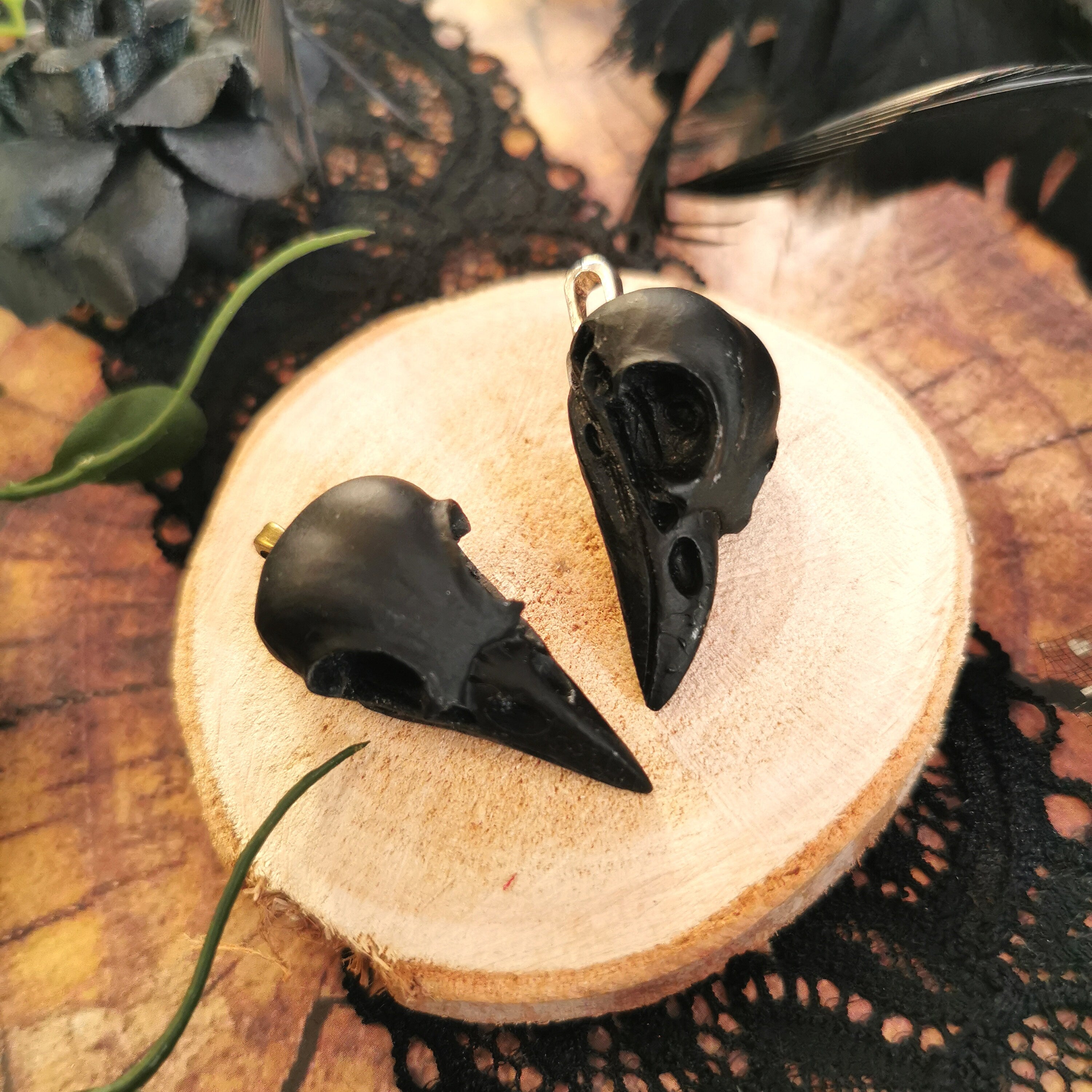 Choker mit Vogelschädel Anhänger als Gothic Halsband aus Spitze für Cosplay Outfit oder LARP Kostüm für Halloween Adventskalender -Chokers- BloodyBrilliants