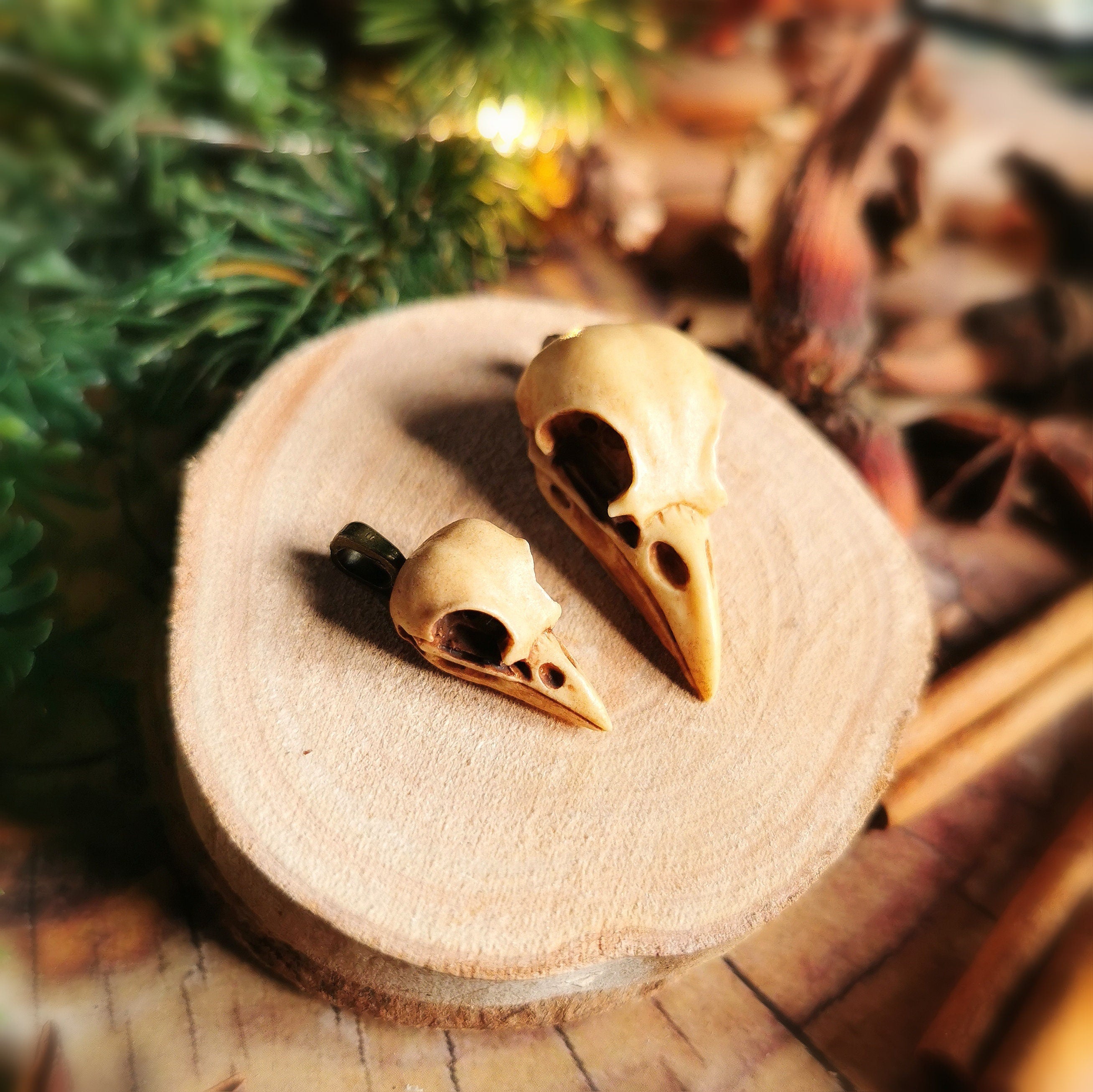 Choker mit Vogelschädel Anhänger als Gothic Halsband aus Spitze für Cosplay Outfit oder LARP Kostüm für Halloween Adventskalender -Chokers- BloodyBrilliants