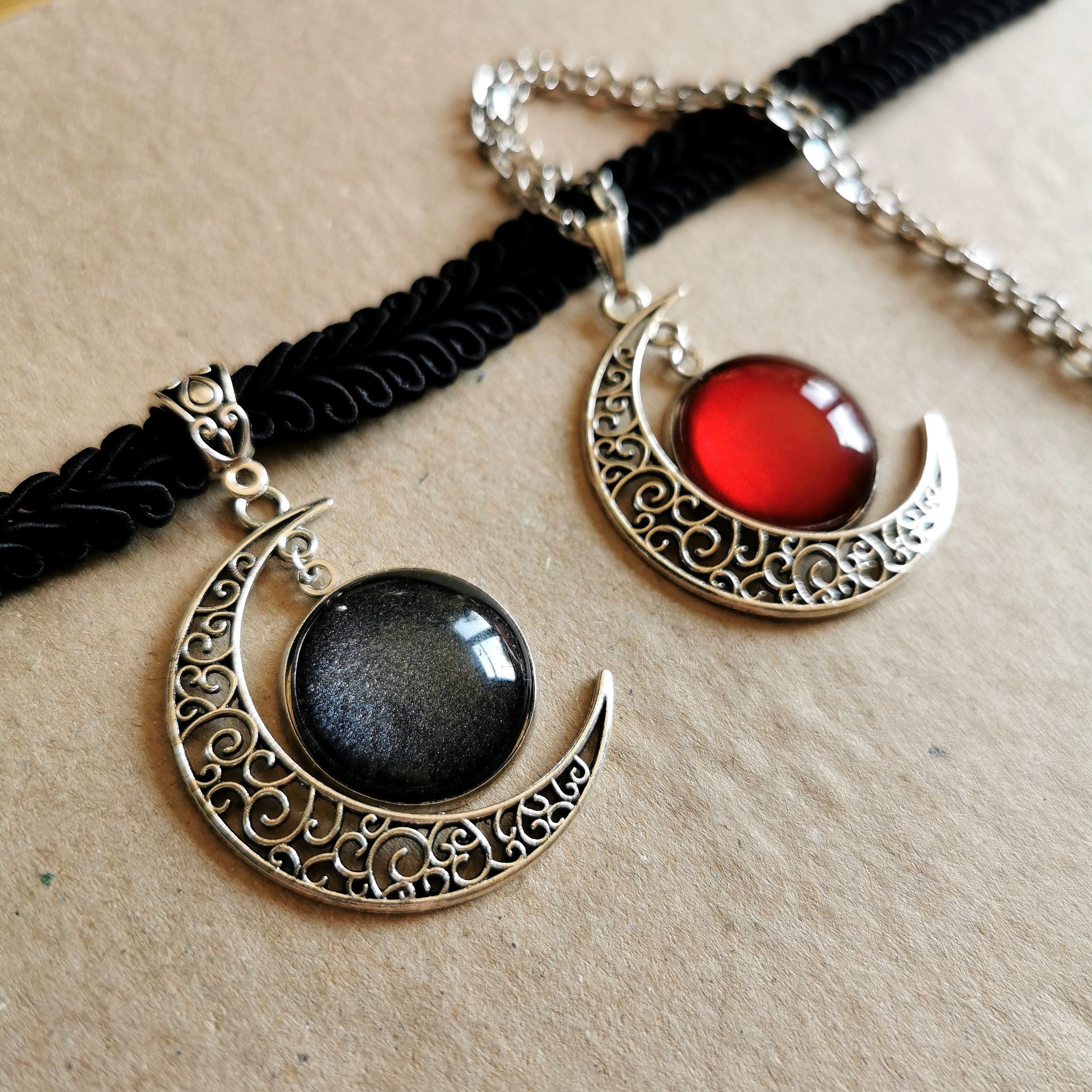 Mond Kette – schwarzer Choker mit Mondanhänger in Wunschfarbe, handmade für deinen Gothic-Style oder Halloween-Look -Chokers- BloodyBrilliants