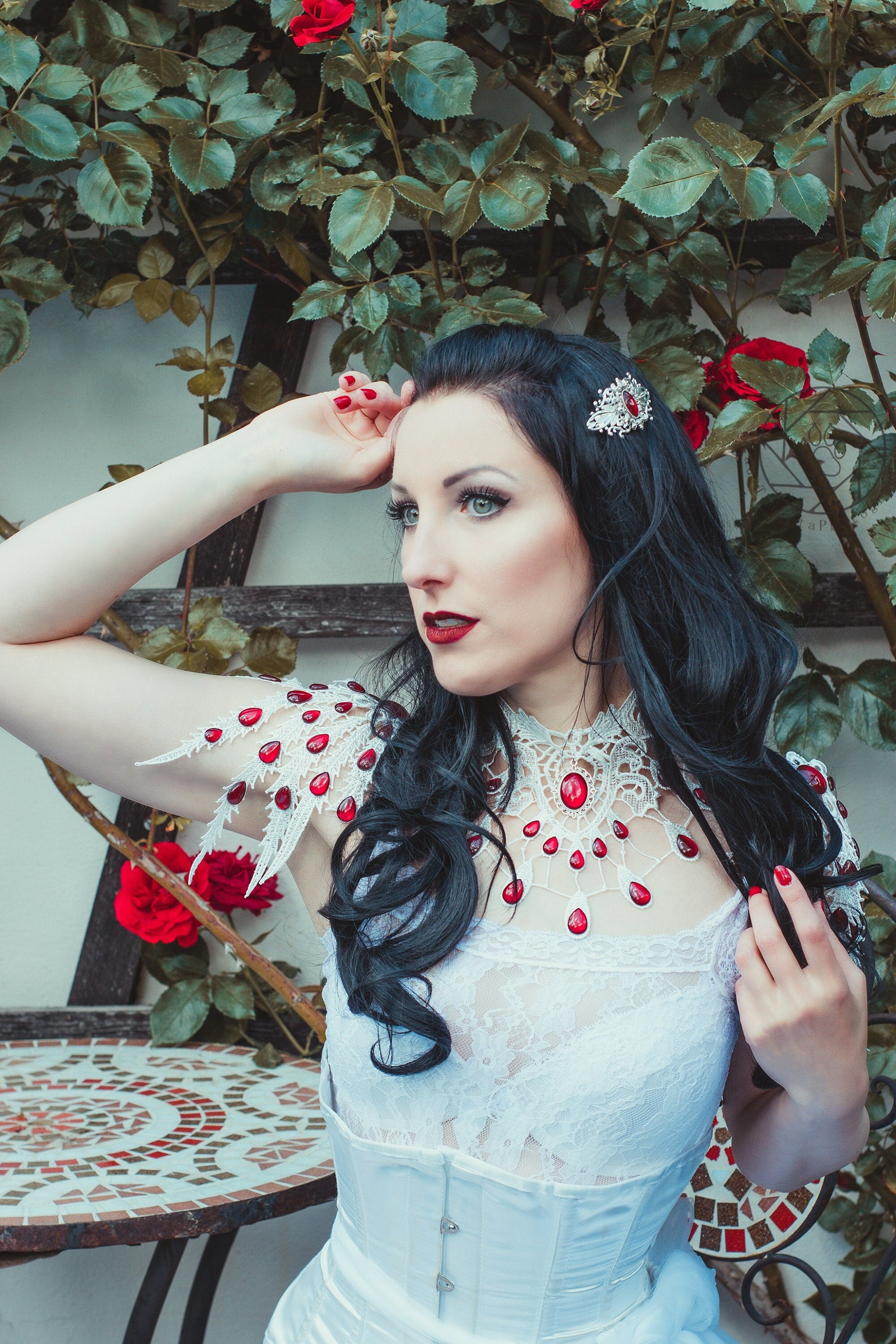 Weißes Collier Tropfen aus Spitze mit farbigen glitzernden Glassteinen für Fantasy Hochzeit und Elfen Fotoshooting -Chokers- BloodyBrilliants