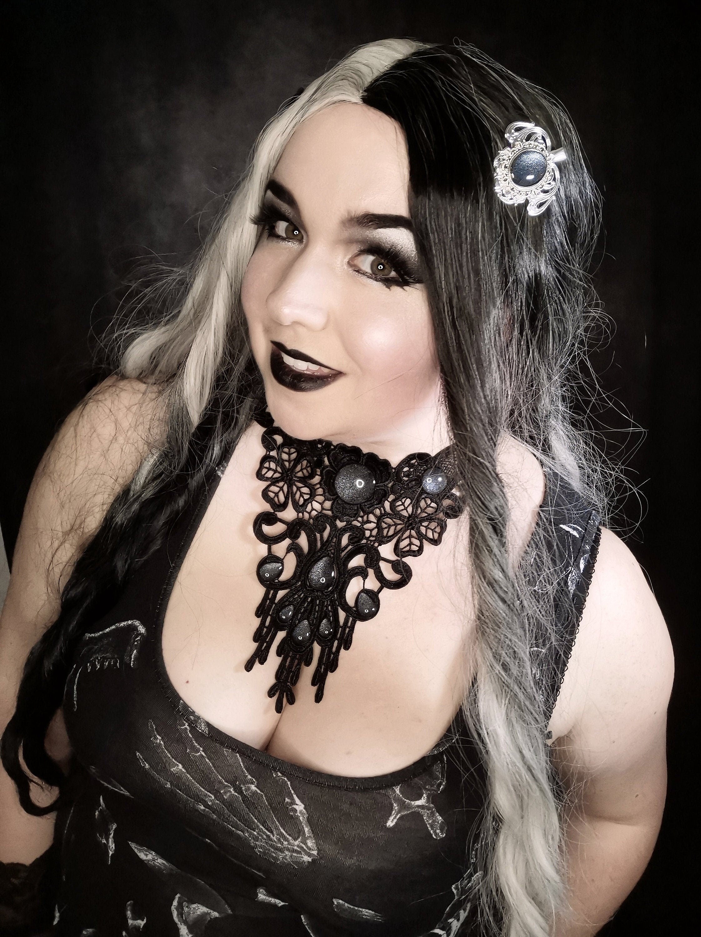 Gothic Collier schwarze Spitze Rund Tropfen mit farbigen Cabochon Glassteinen für Vampir Cosplay und Gothic Hochzeit -Chokers- BloodyBrilliants