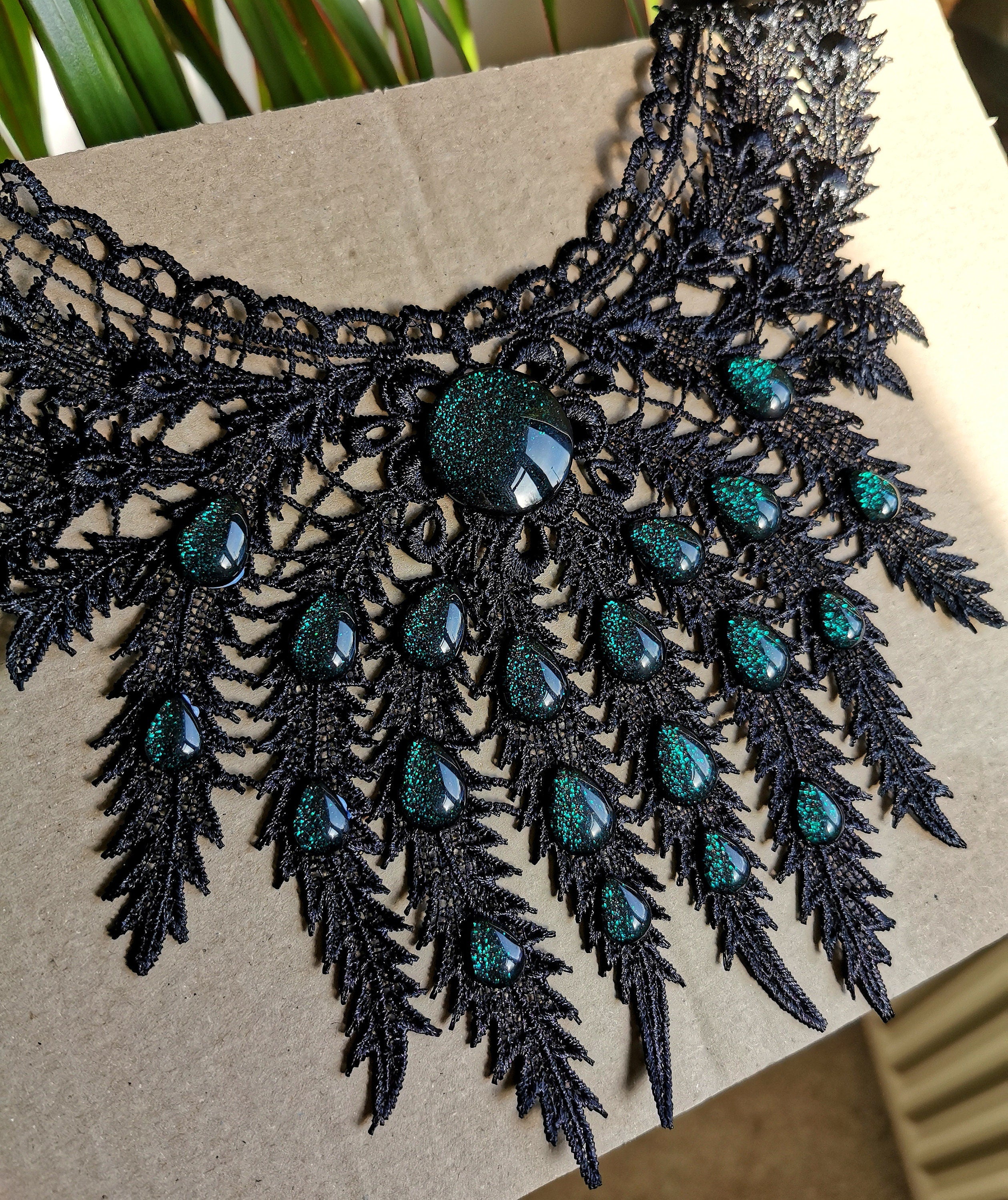 Collier schwarz Pfau aus Spitze mit farbigen Glassteinen als Schmuck für Gothic Outfit und Fantasy Cosplay Fotoshooting -Chokers- BloodyBrilliants