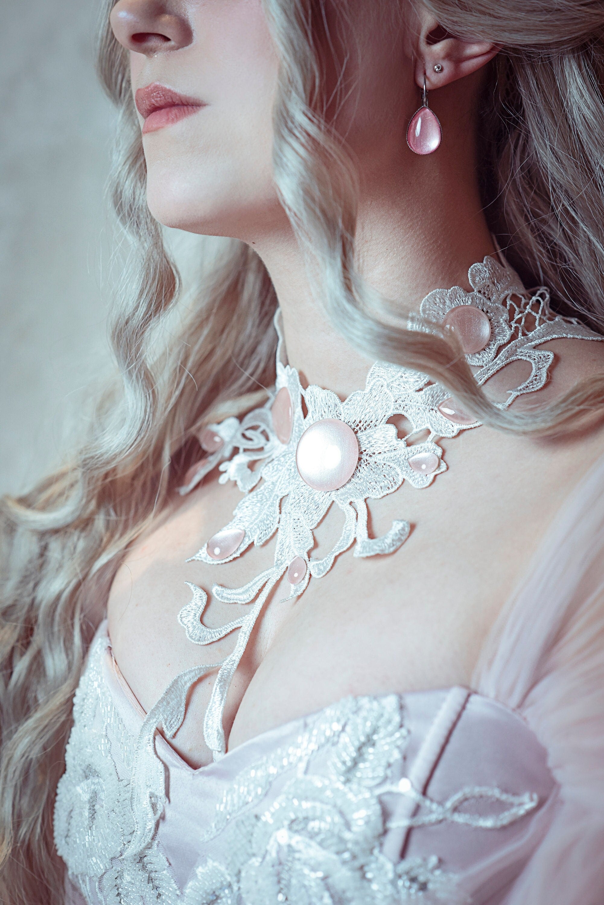 Collier weiß asymmetrisch Blumenranke aus Spitze edel verziert für märchenhafte Hochzeit und Elfen Cosplay -Chokers- BloodyBrilliants