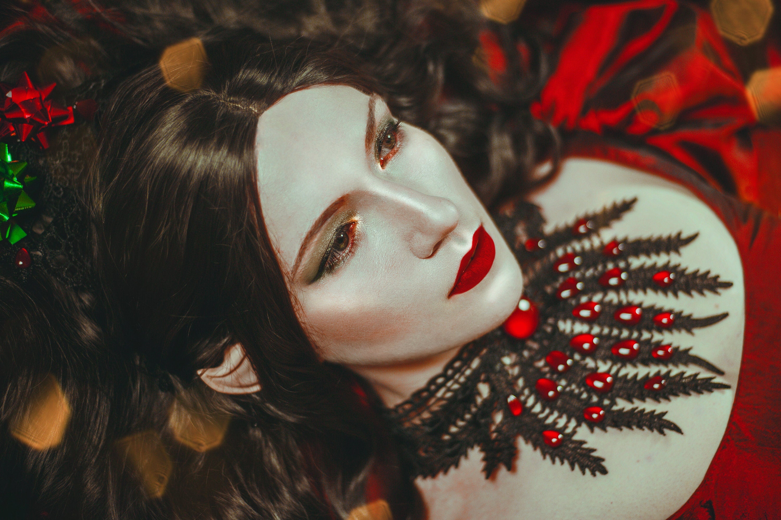 Collier schwarz Pfau aus Spitze mit farbigen Glassteinen als Schmuck für Gothic Outfit und Fantasy Cosplay Fotoshooting -Chokers- BloodyBrilliants