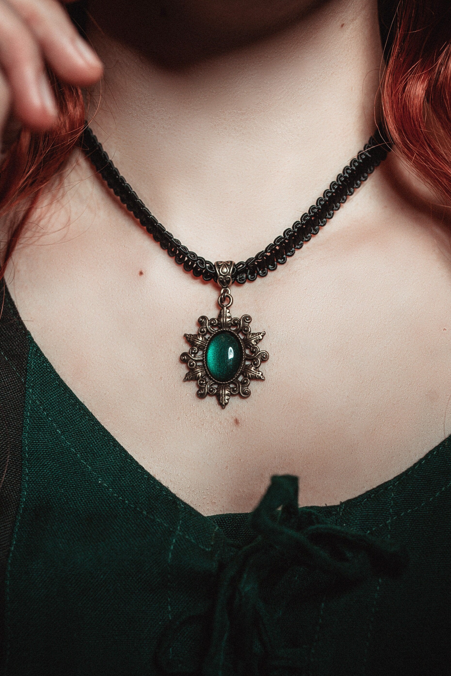 Choker schwarz mit Stern aus Spitze mit farbigen Glassteinen als Halsband für Gothic Outfit und als Vintage Geburtstagsgeschenk -Chokers- BloodyBrilliants