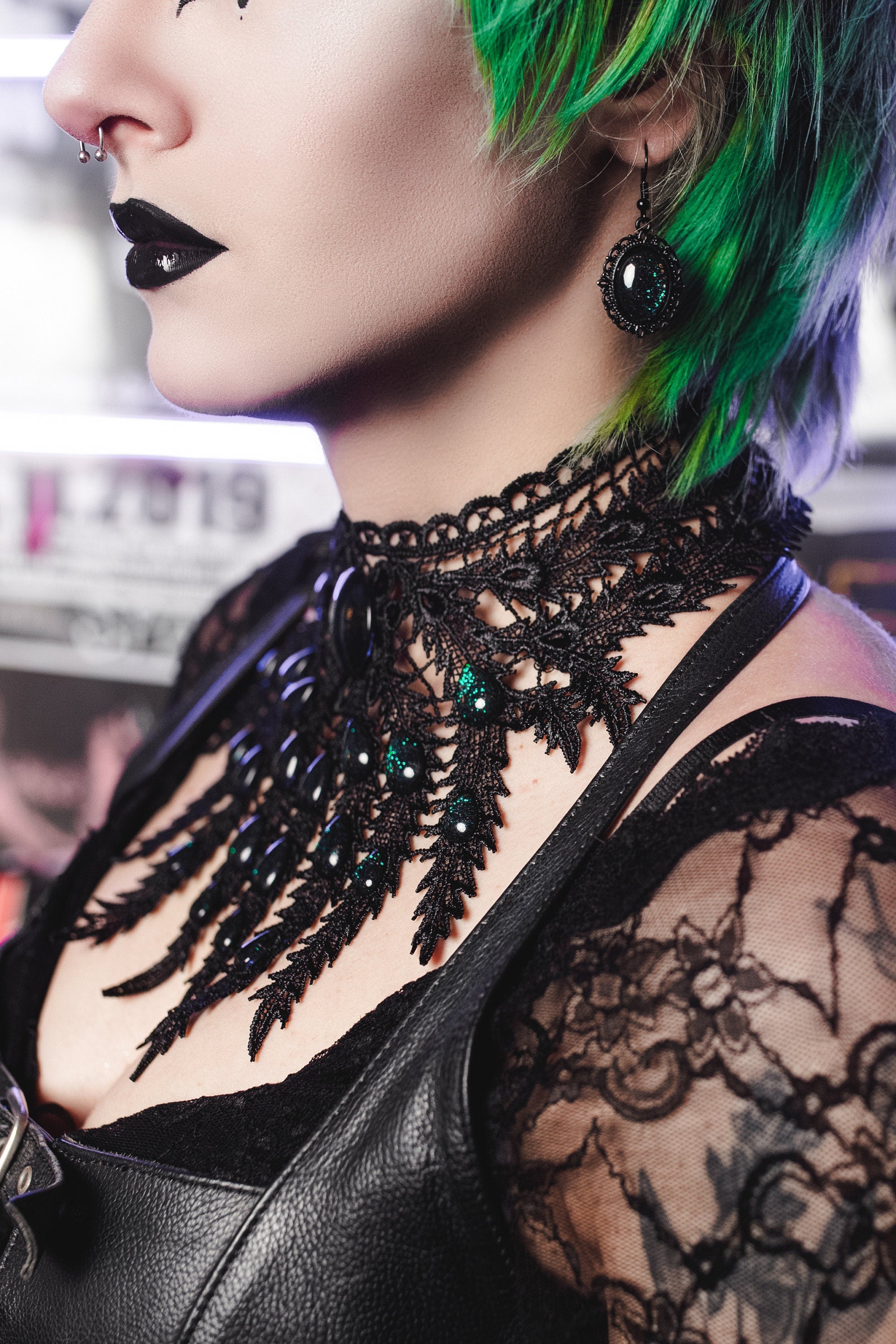 Collier schwarz Pfau aus Spitze mit farbigen Glassteinen als Schmuck für Gothic Outfit und Fantasy Cosplay Fotoshooting -Chokers- BloodyBrilliants