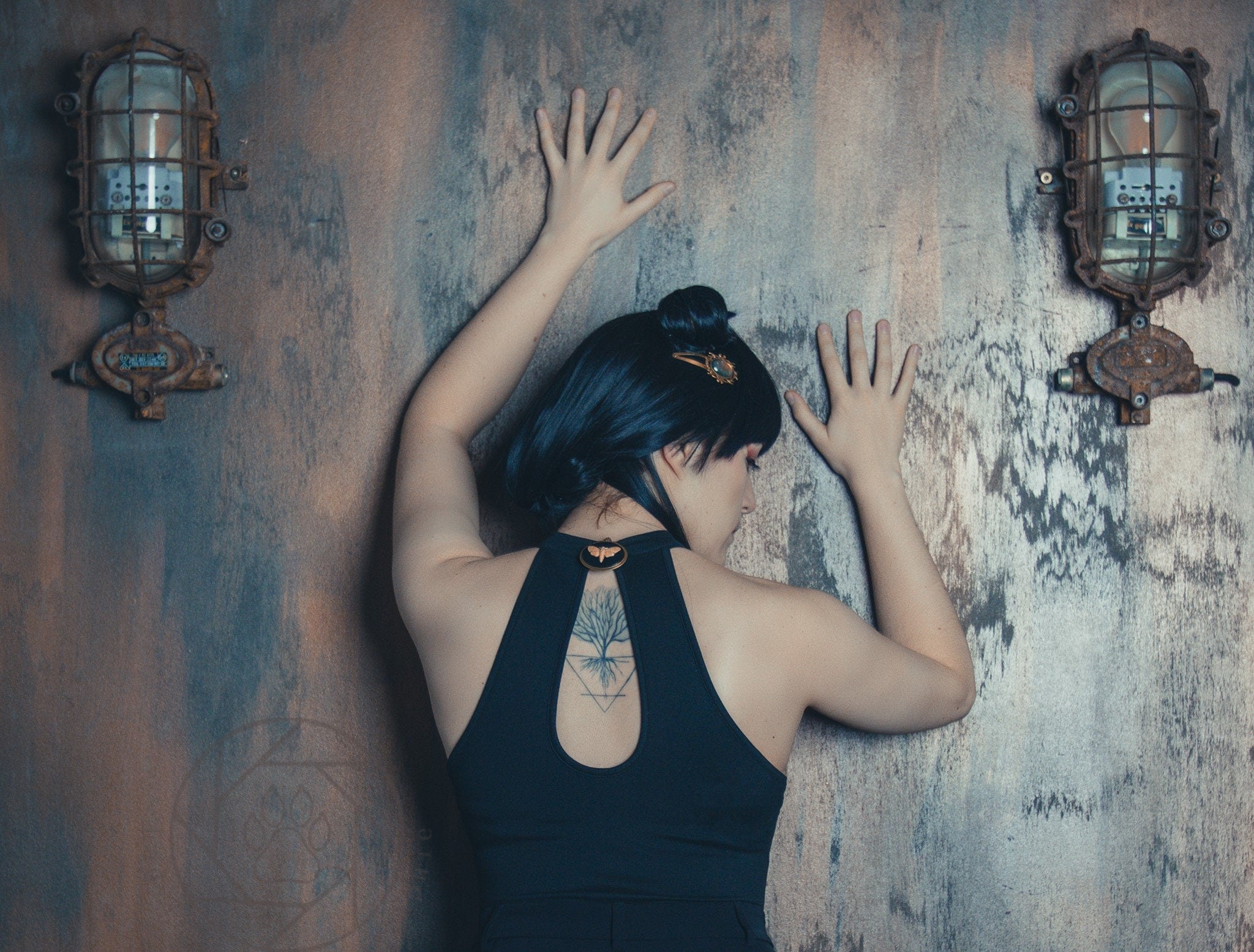 Totenkopfmotte Brosche schwarz als Gothic Schmuck für Dark Academia Outfit, Vintage Brosche gold für Hexen Adventskalender, Steampunk Stil -Brooches- BloodyBrilliants