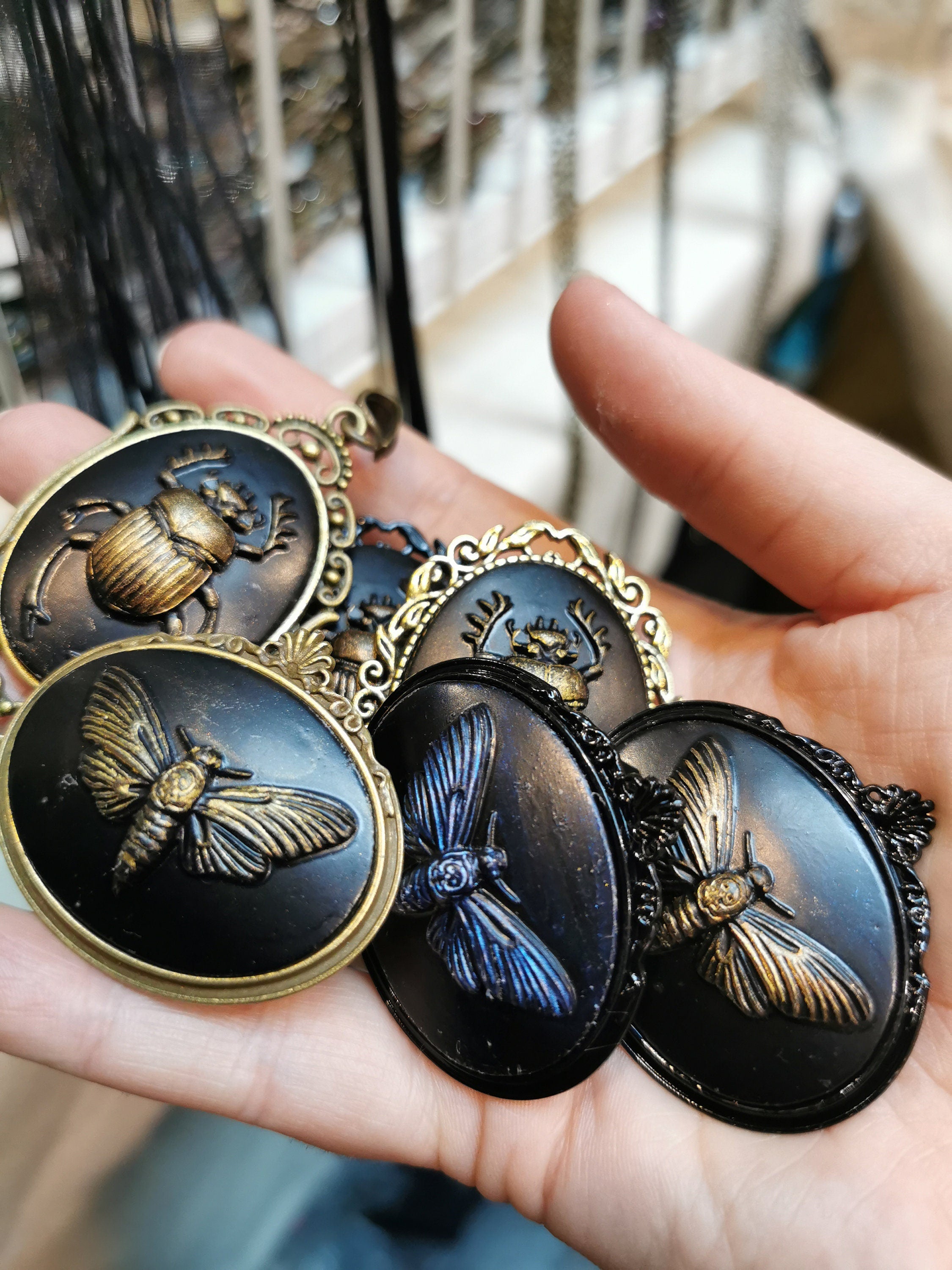 Totenkopfmotte Brosche schwarz als Gothic Schmuck für Dark Academia Outfit, Vintage Brosche gold für Hexen Adventskalender, Steampunk Stil -Brooches- BloodyBrilliants