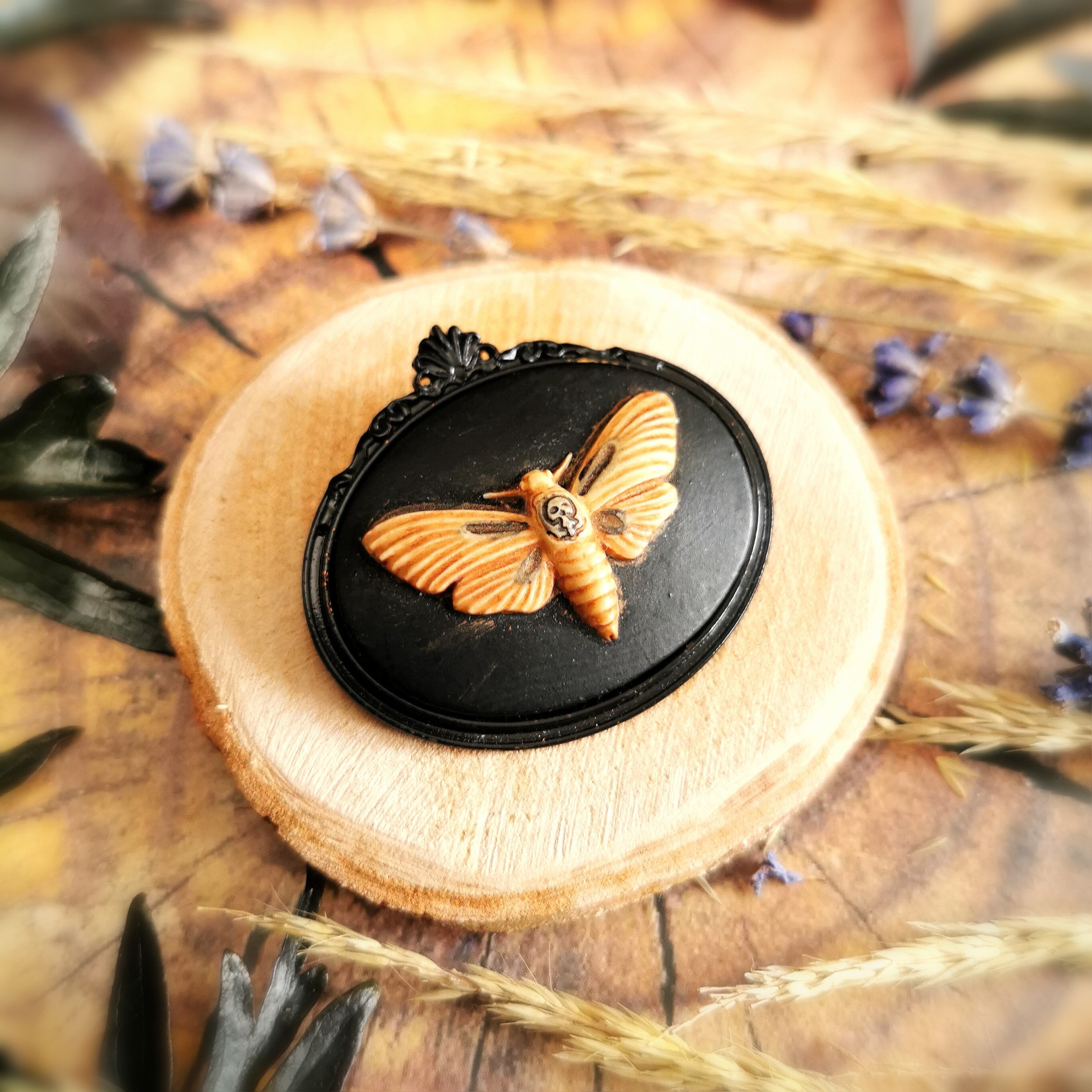 Totenkopfmotte Brosche schwarz als Gothic Schmuck für Dark Academia Outfit, Vintage Brosche gold für Hexen Adventskalender, Steampunk Stil -Brooches- BloodyBrilliants