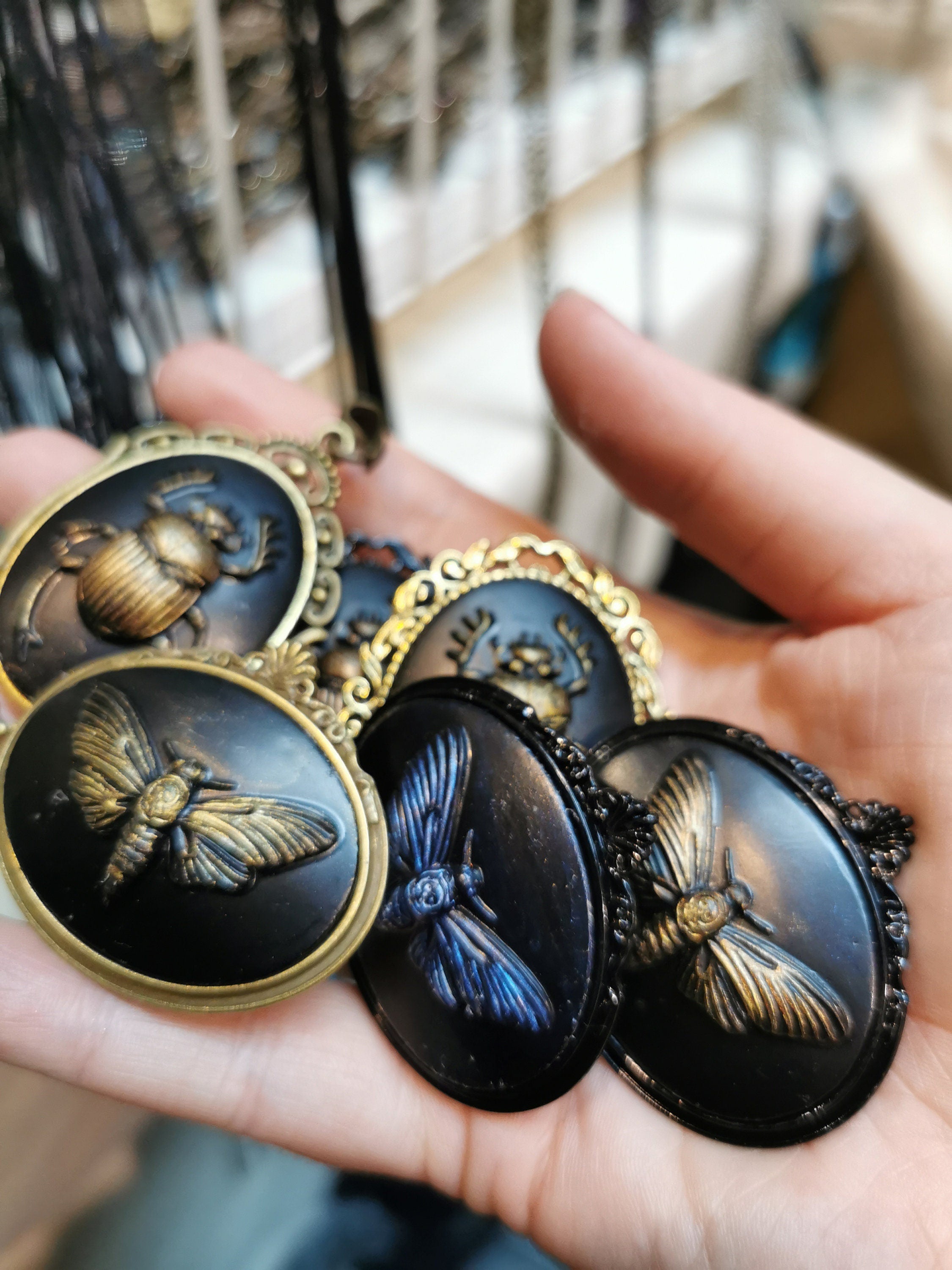 3D Totenkopfmotte Anhänger und Brosche in schwarz bronze silber Fassung für Gothic Outfit und Cosplay -Pendants- BloodyBrilliants