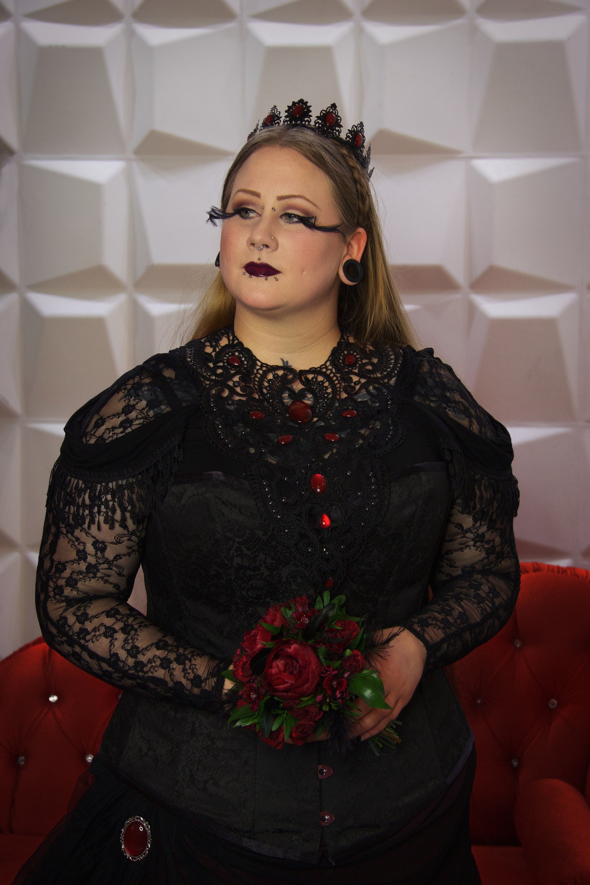 Collier schwarz Wunschfarbe Antik aus Spitze mit farbigen Glassteinen als Fantasy Schmuck für Fotoshooting oder Gothic Hochzeit -Chokers- BloodyBrilliants