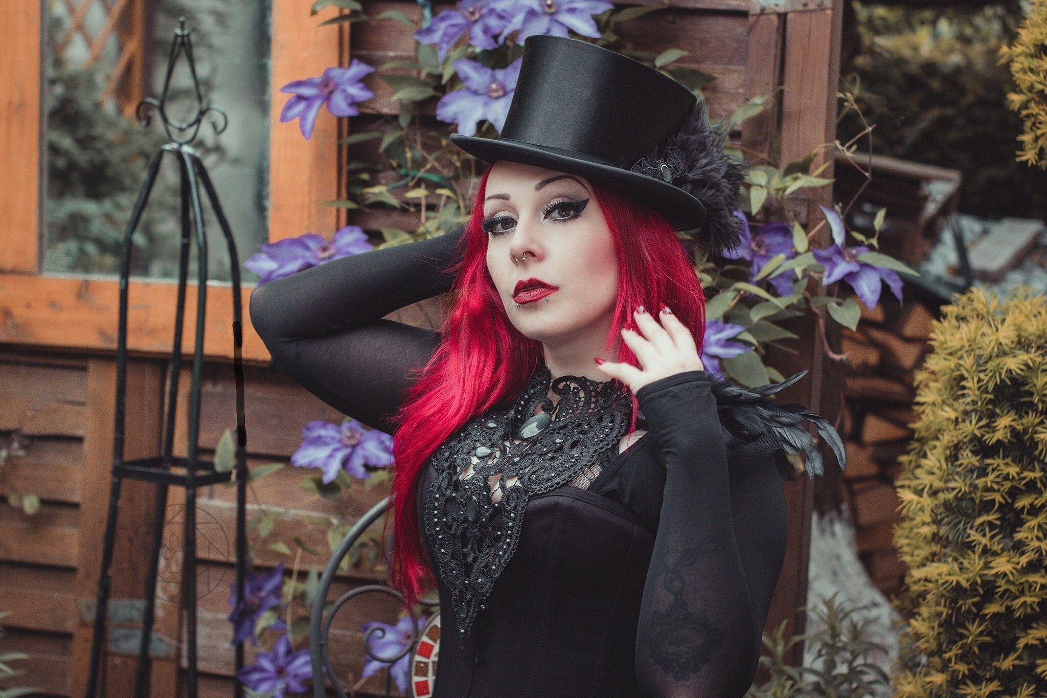 Collier schwarz Wunschfarbe Antik aus Spitze mit farbigen Glassteinen als Fantasy Schmuck für Fotoshooting oder Gothic Hochzeit -Chokers- BloodyBrilliants