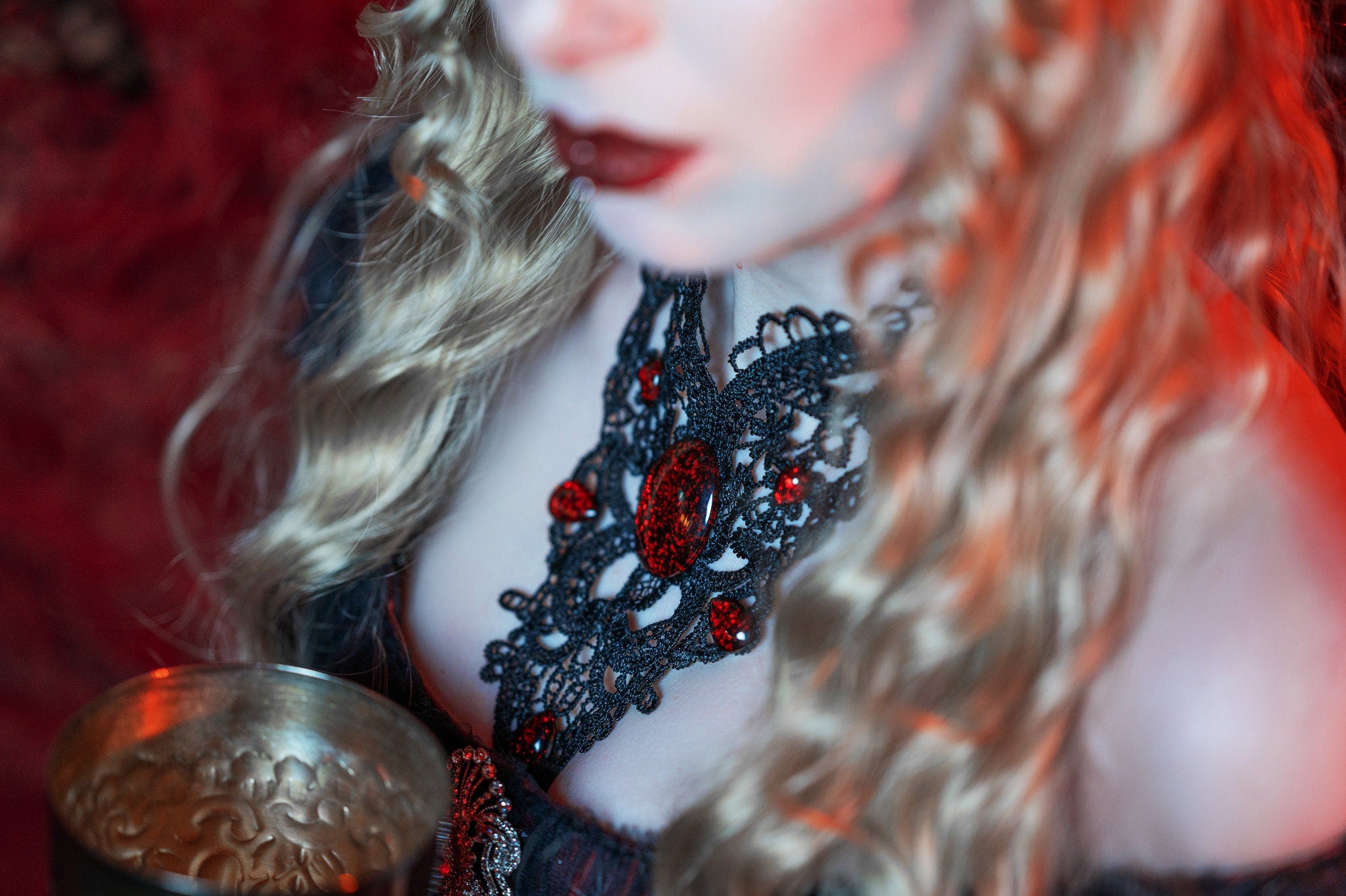 Collier filigran aus Spitze mit farbigen Cabochon Glassteinen für Steampunk Outfit und Gothic Hochzeit für Halloween Adventskalender -Chokers- BloodyBrilliants