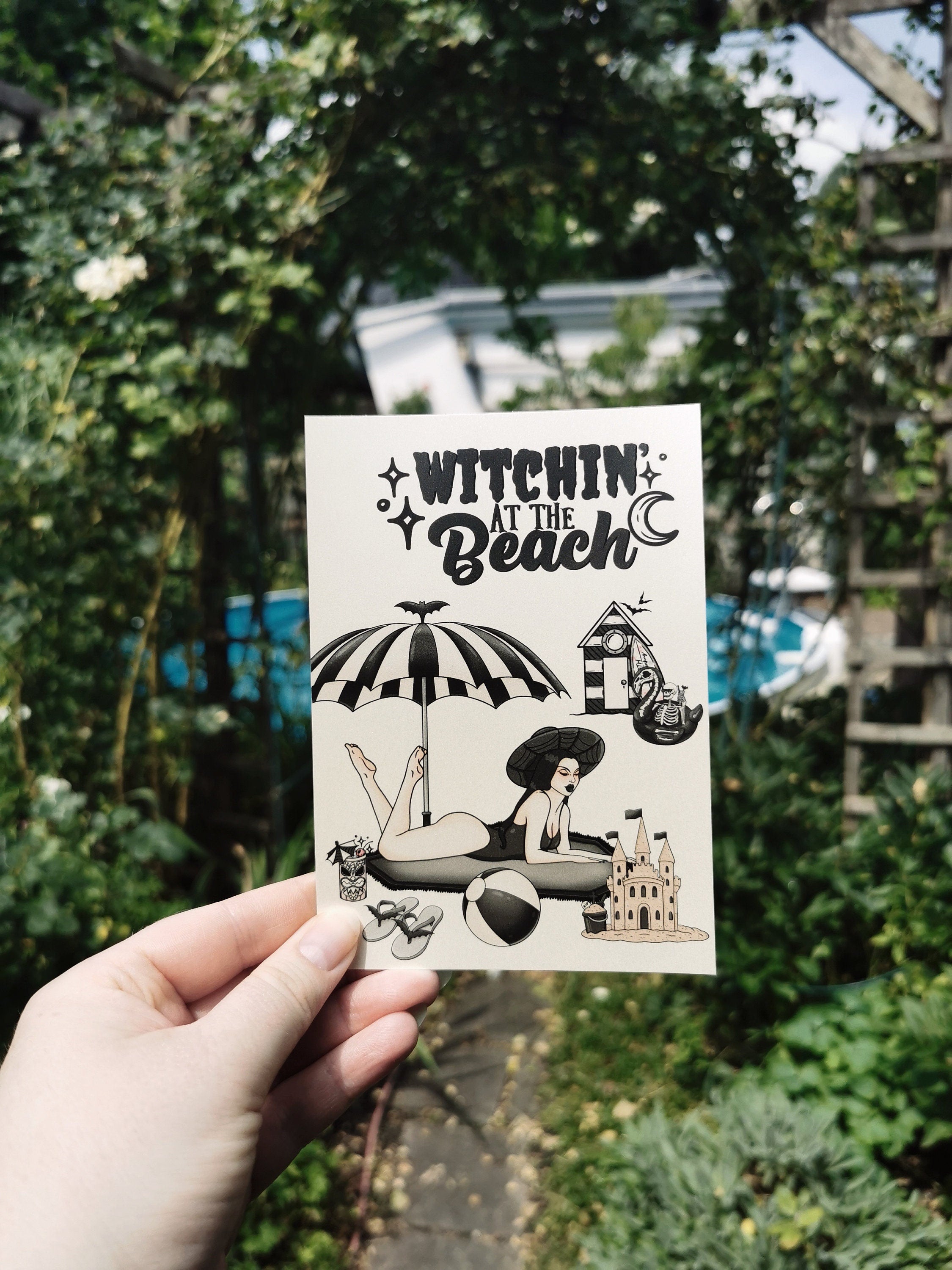 Witchin' at the Beach Grußkarte als Geschenk oder Geburtstagskarte mit Gothic Girl am Strand -Invitations- BloodyBrilliants