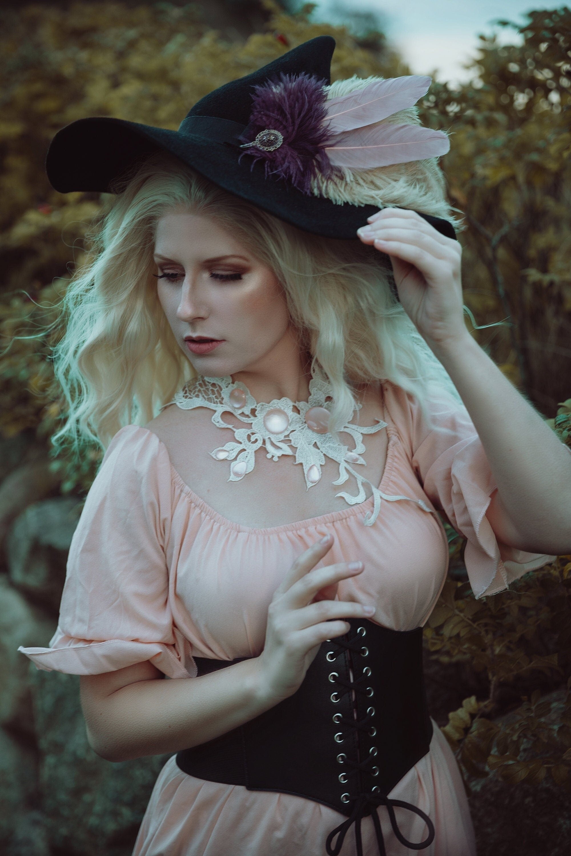 Collier weiß asymmetrisch Blumenranke aus Spitze edel verziert für märchenhafte Hochzeit und Elfen Cosplay -Chokers- BloodyBrilliants