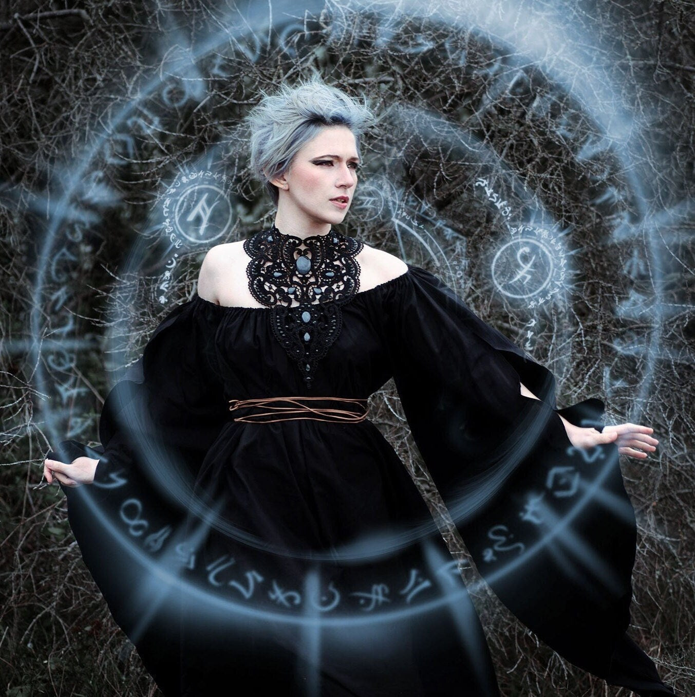 Collier schwarz Wunschfarbe Antik aus Spitze mit farbigen Glassteinen als Fantasy Schmuck für Fotoshooting oder Gothic Hochzeit -Chokers- BloodyBrilliants