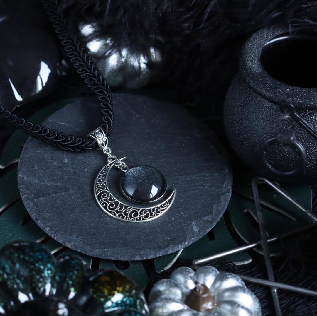 Mond Kettenanhänger in Wunschfarbe - Mond Schmuck im Dark Academia Style, Gothic Schmuck für Hexen Adventskalender, Choker schwarz -Pendants- BloodyBrilliants