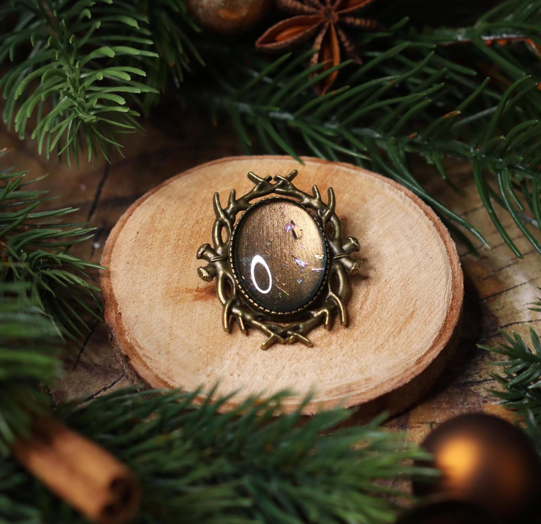 Ovale Brosche Geweih in Wunschfarbe – handgemachter Vintage Schmuck im Jugendstil für Cosplay, Fantasy-Outfits & Gothic Weihnachten Brosche -Brooches- BloodyBrilliants