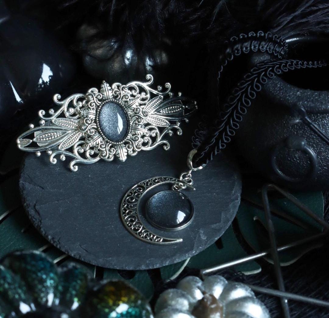 Mond Hexe Schmuckset silber mit Wunschfarbe aus Mondchoker und Haarspange in Wunschfarbe für Gothic Outfit und als Cosplay Shooting Schmuck -Jewelry Sets- BloodyBrilliants