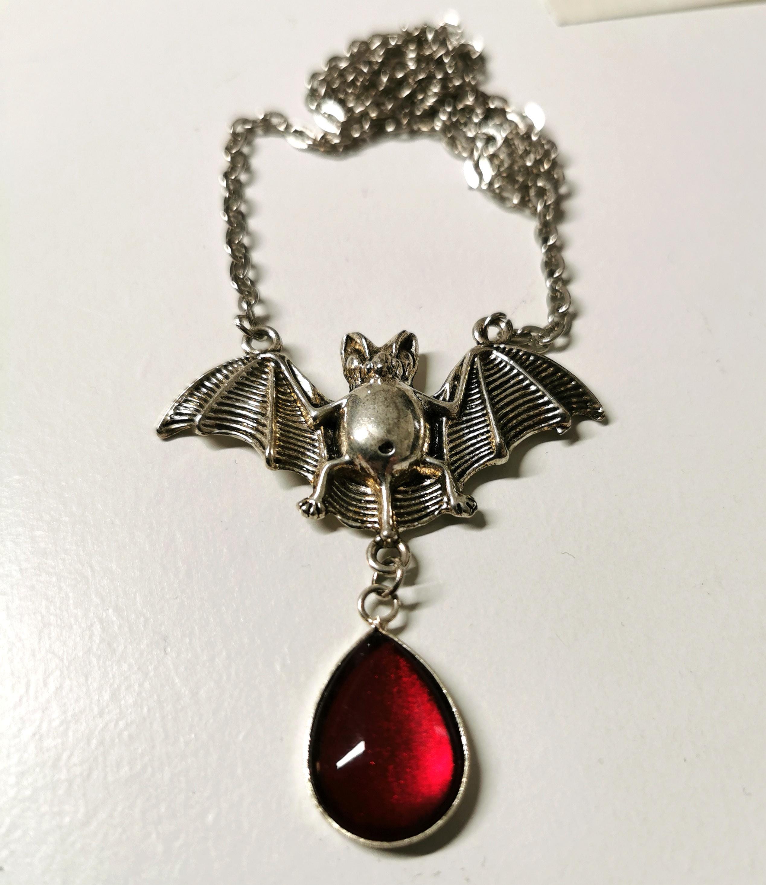 Fledermaus Schmuck Set in Wunschfarbe, Fledermaus Kettenanhänger und silberne Haarspange, Gothic Schmuck & Halloween Kette für Vampir Kostüm -Jewelry Sets- BloodyBrilliants