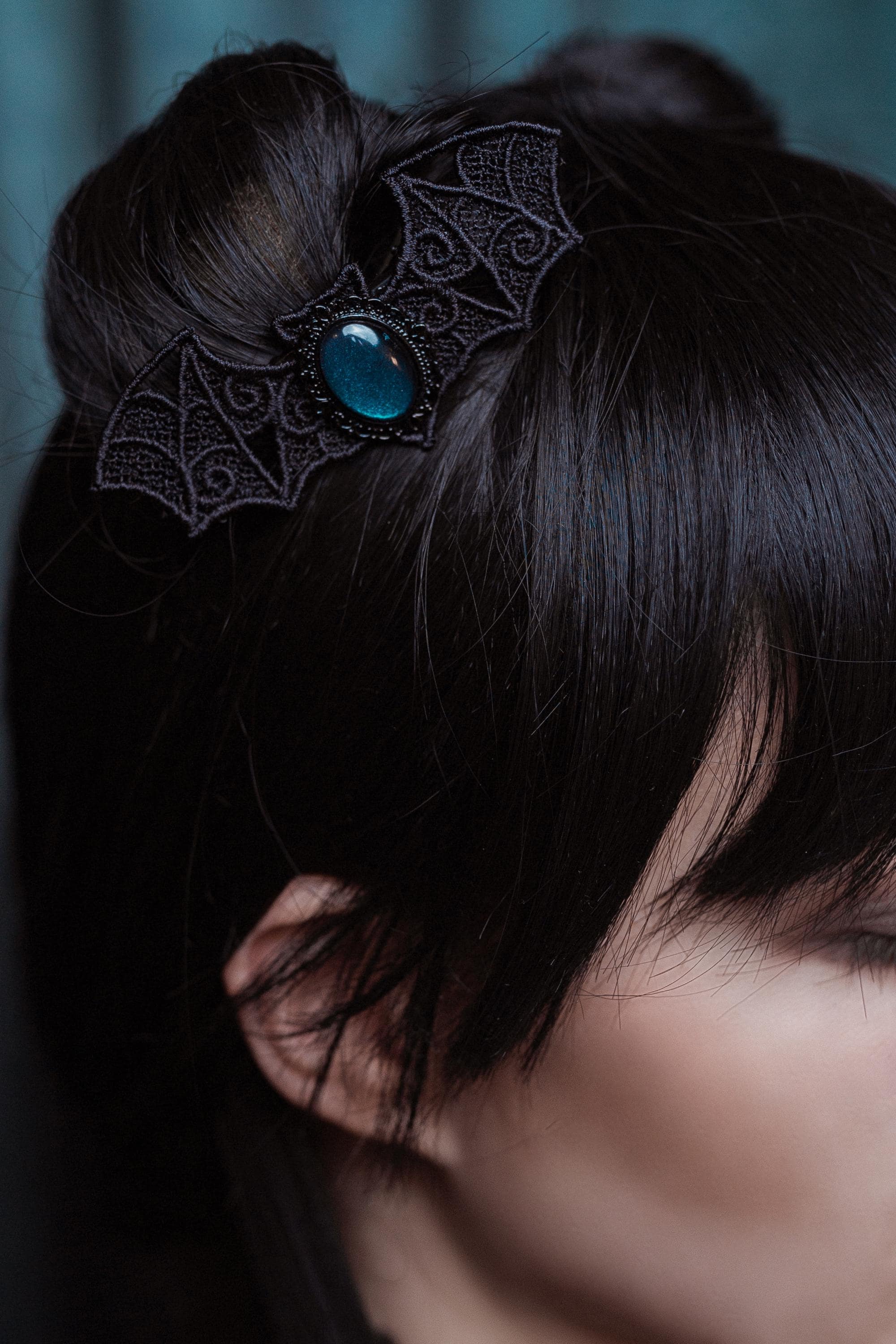 Gothic Schmuck Set in Wunschfarbe aus Fledermaus Haarspange und Gothic Kette, Haarschmuck schwarz & Halloween Schmuck zu Gothic Weihnachten -Barrettes & Clips- BloodyBrilliants