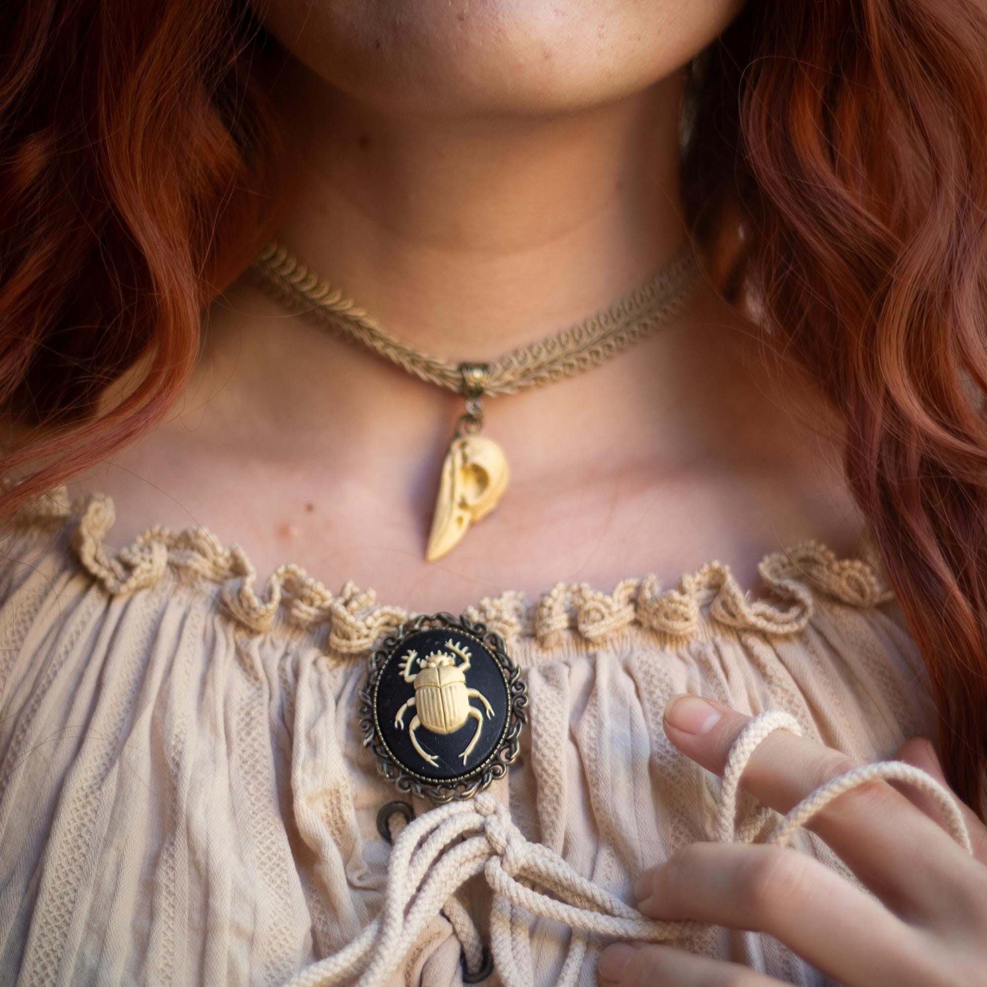 Choker mit Schädel Anhänger als Gothic Schmuck mit Vogelschädel aus Spitze für Steampunk Kostüm oder als Mittelalter Schmuck -Chokers- BloodyBrilliants