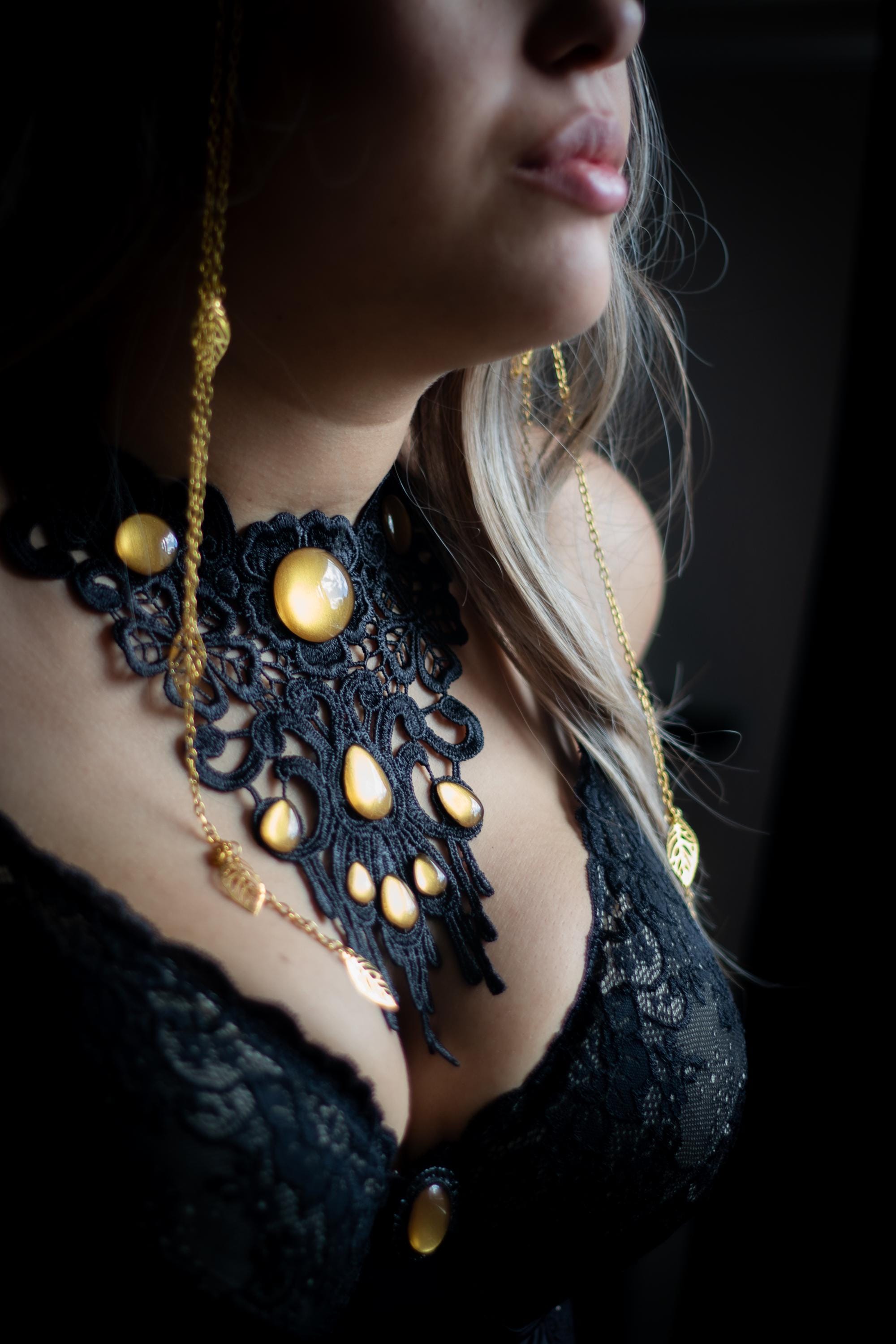 Gothic Collier schwarze Spitze Rund Tropfen mit farbigen Cabochon Glassteinen für Vampir Cosplay und Gothic Hochzeit -Chokers- BloodyBrilliants