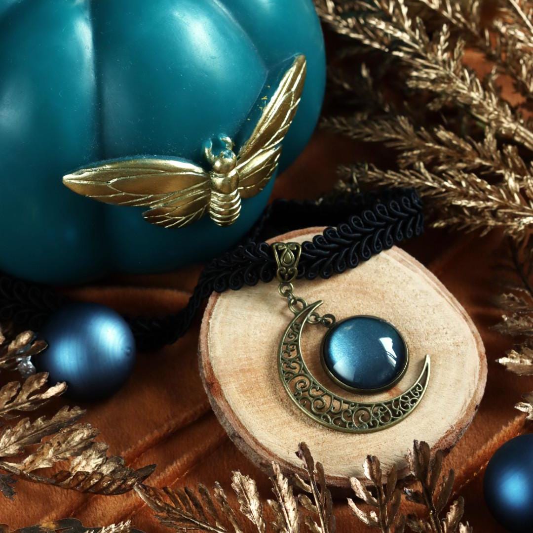 Mond Kettenanhänger in Wunschfarbe - Mond Schmuck im Dark Academia Style, Gothic Schmuck für Hexen Adventskalender, Choker schwarz -Pendants- BloodyBrilliants