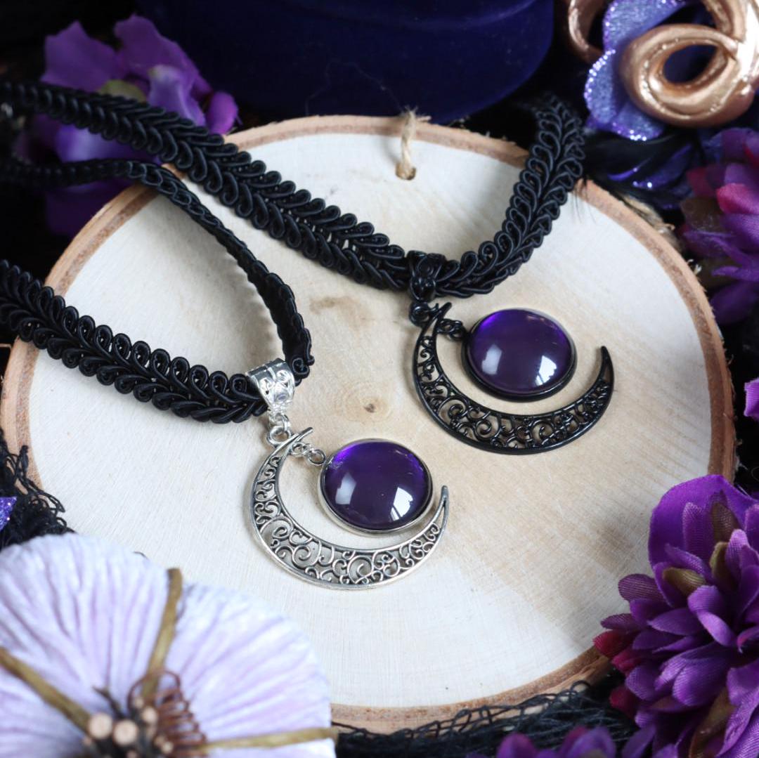 Mond Kette – schwarzer Choker mit Mondanhänger in Wunschfarbe, handmade für deinen Gothic-Style oder Halloween-Look -Chokers- BloodyBrilliants