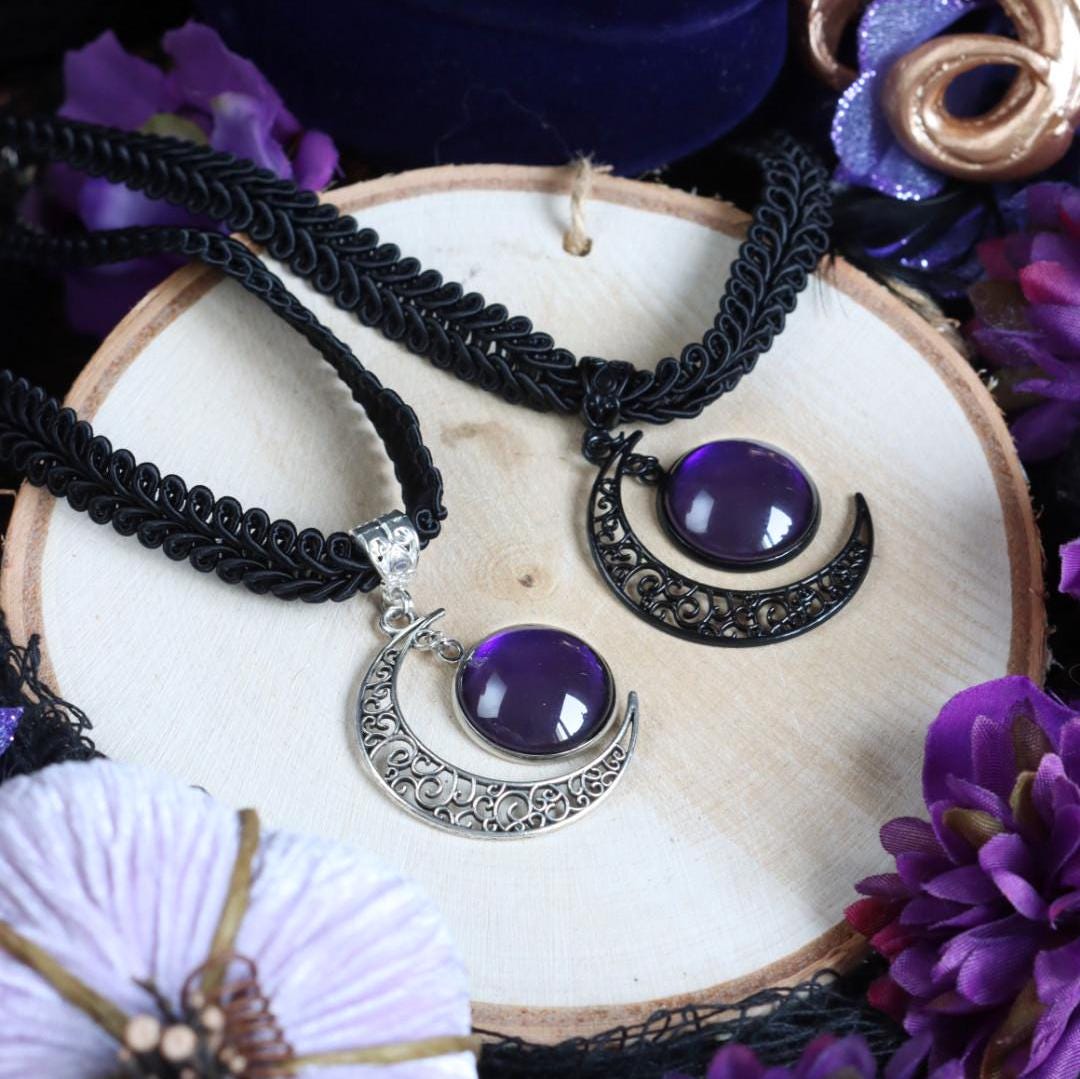 Mond Kette in Wunschfarbe - Choker schwarz als Vintage Halsband mit Halbmond im Dark Academia Style für Hexen Adventskalender, Mond Schmuck -Chokers- BloodyBrilliants