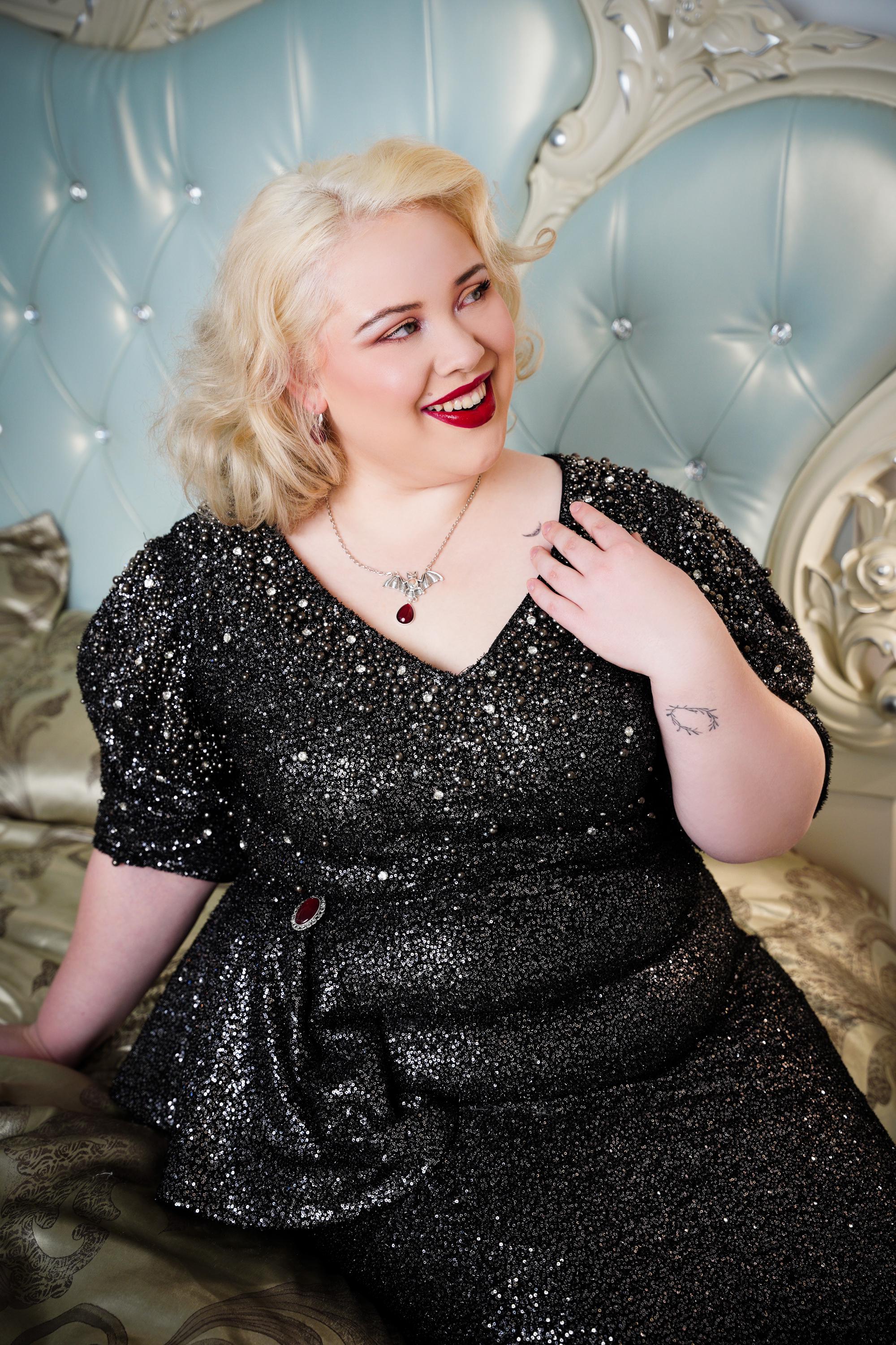 Fledermaus Kettenanhänger in Wunschfarbe als Gothic Schmuck für Vampir Kostüm und als Halloween Accessoires für Gothic Weihnachten -Pendants- BloodyBrilliants