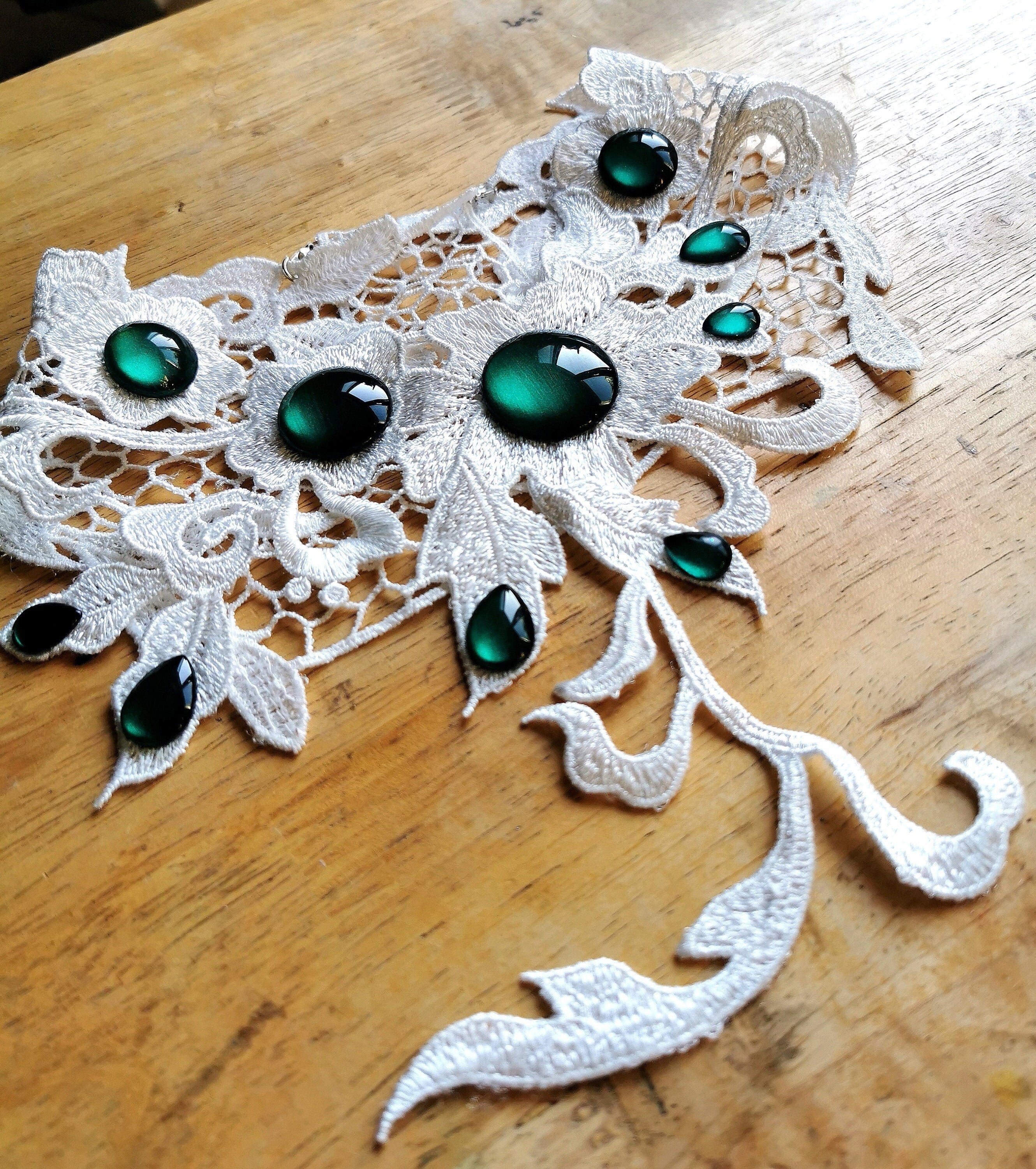 Collier weiß asymmetrisch Blumenranke aus Spitze edel verziert für märchenhafte Hochzeit und Elfen Cosplay -Chokers- BloodyBrilliants