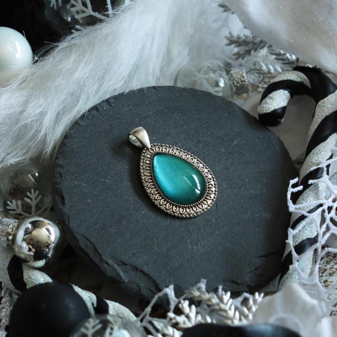 Tropfen Anhänger verziert in Silber und Bronze mit Wunschfarbe als Steampunk Schmuck und Vintage Geschenk für Abschlussball -Pendants- BloodyBrilliants