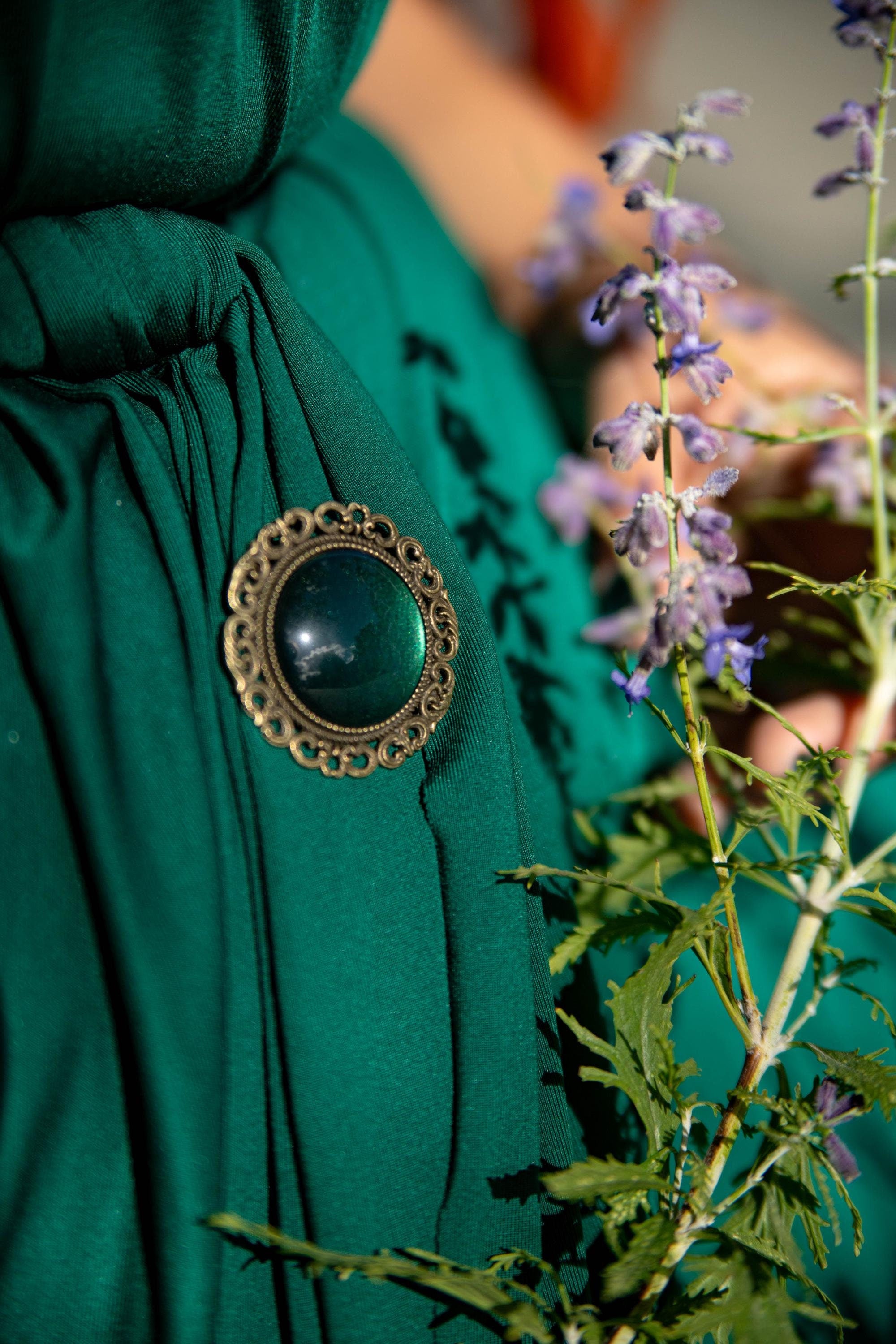 Runde Brosche Wunschfarbe aus Glassteinen in Silber und Bronze als Cosplay Schmuck und Gothic Accessoire