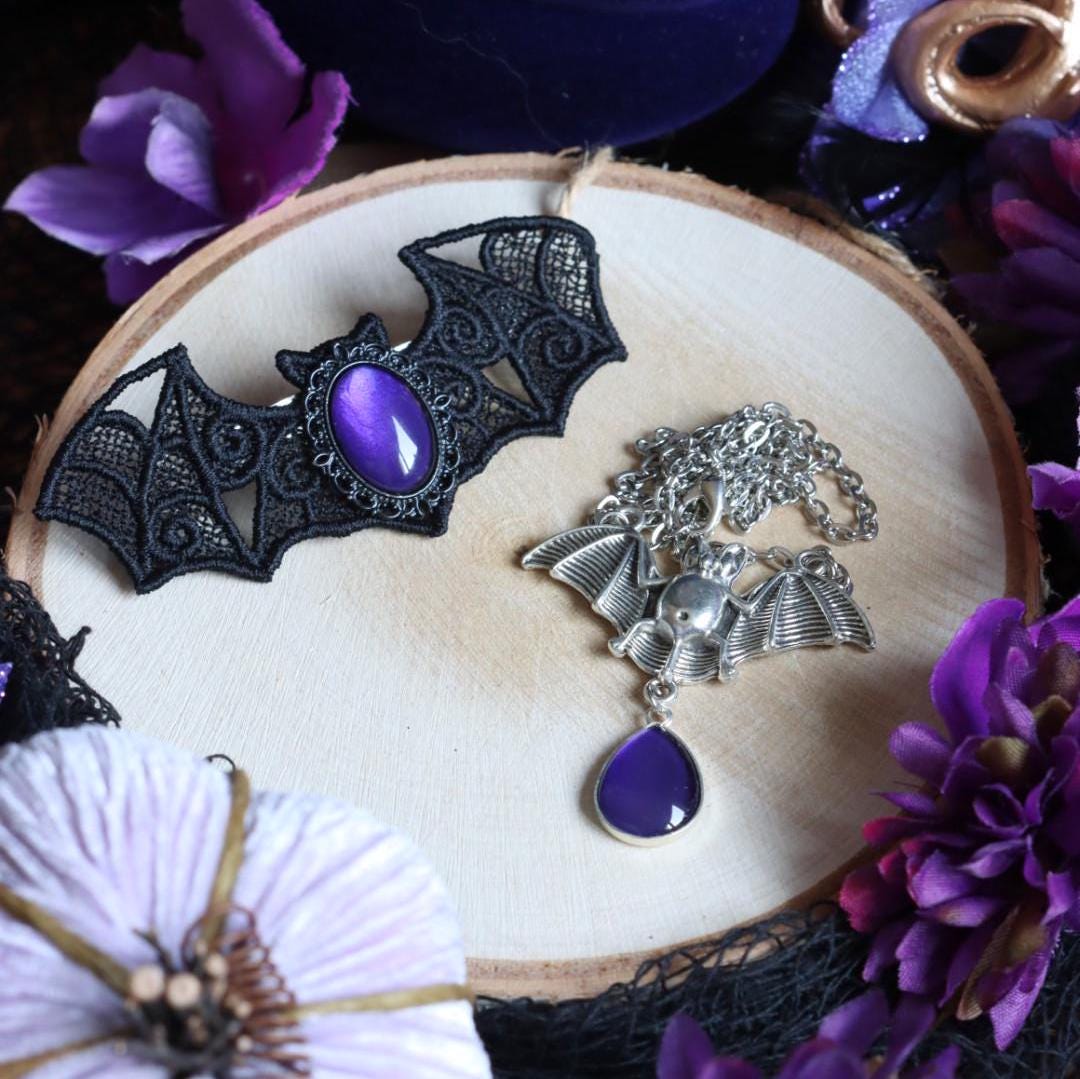 Fledermaus Schmuck Set in Wunschfarbe aus Fledermaus Kettenanhänger und Fledermaus Haarspange als Gothic Schmuck und Halloween Accessoires -Barrettes & Clips- BloodyBrilliants