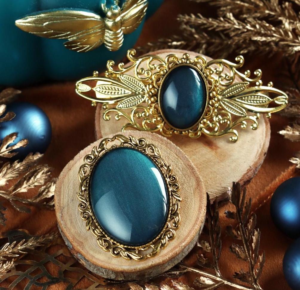 Goldene Brosche Wunschfarbe oval aus Glassteinen als Cosplay Schmuck und Steampunk Accessoire für Vintage Weihnachten -Brooches- BloodyBrilliants