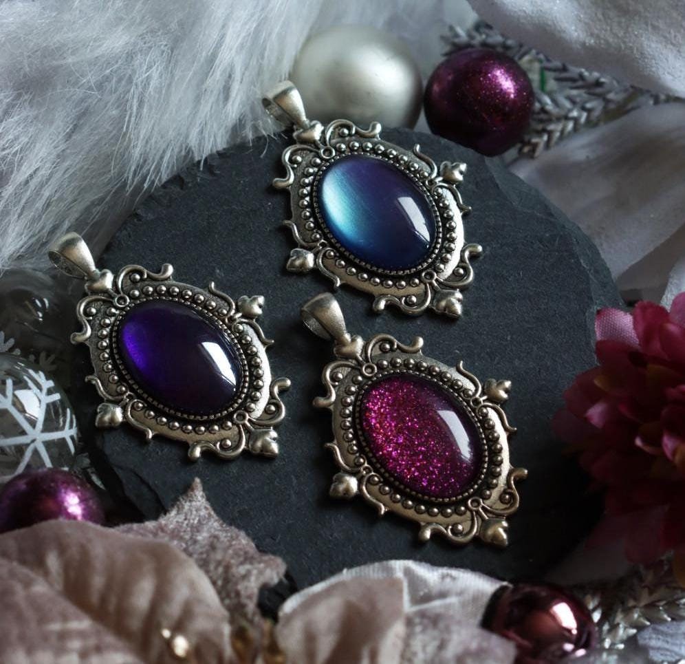 Barock Anhänger in Wunschfarbe, Vintage Kette & 20er Jahre Accessoires für Vintage Weihnachten, Gothic Kettenanhänger im Dark Academia Style -Pendants- BloodyBrilliants