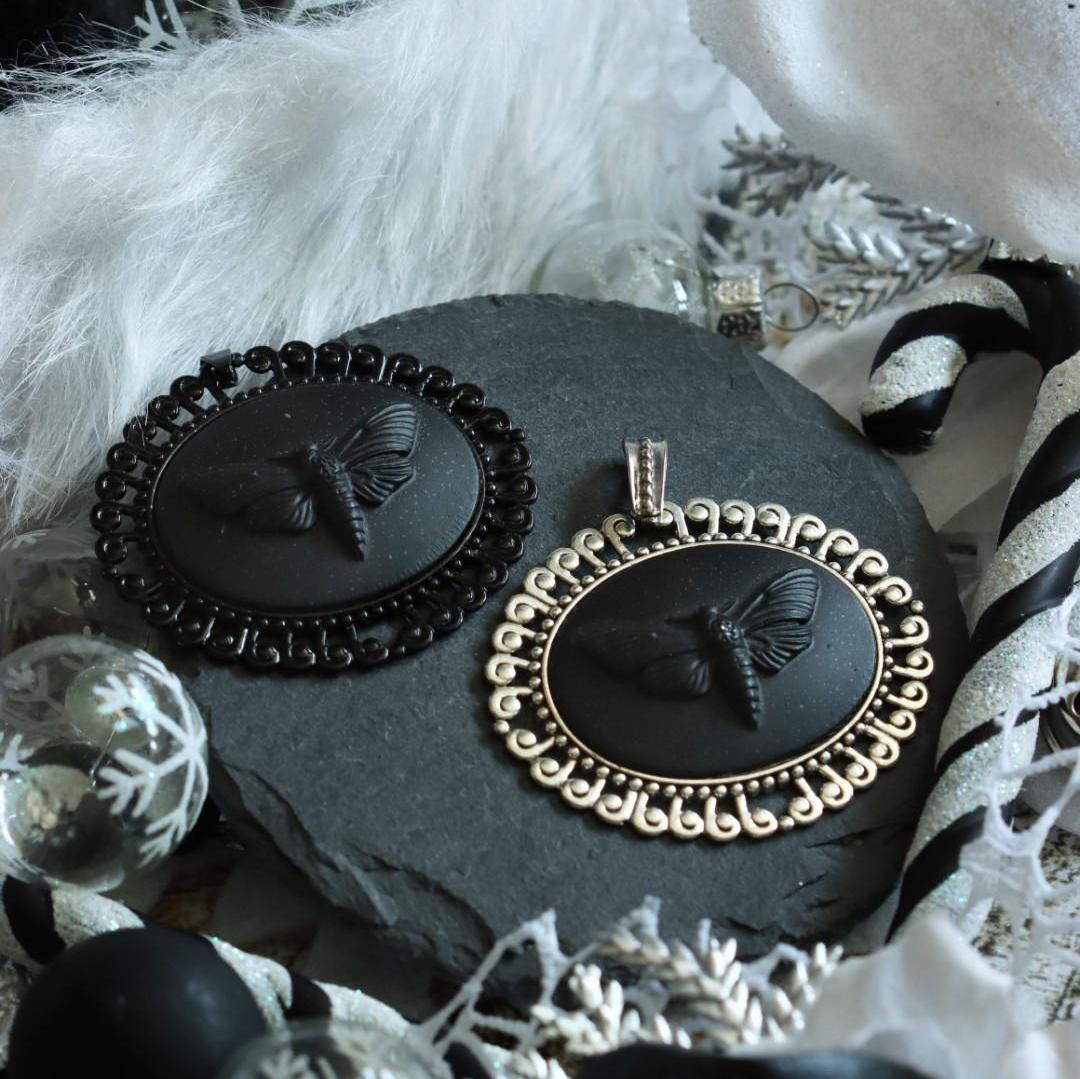 3D Totenkopfmotte Anhänger und Brosche in schwarz bronze silber Fassung für Gothic Outfit und Cosplay -Pendants- BloodyBrilliants