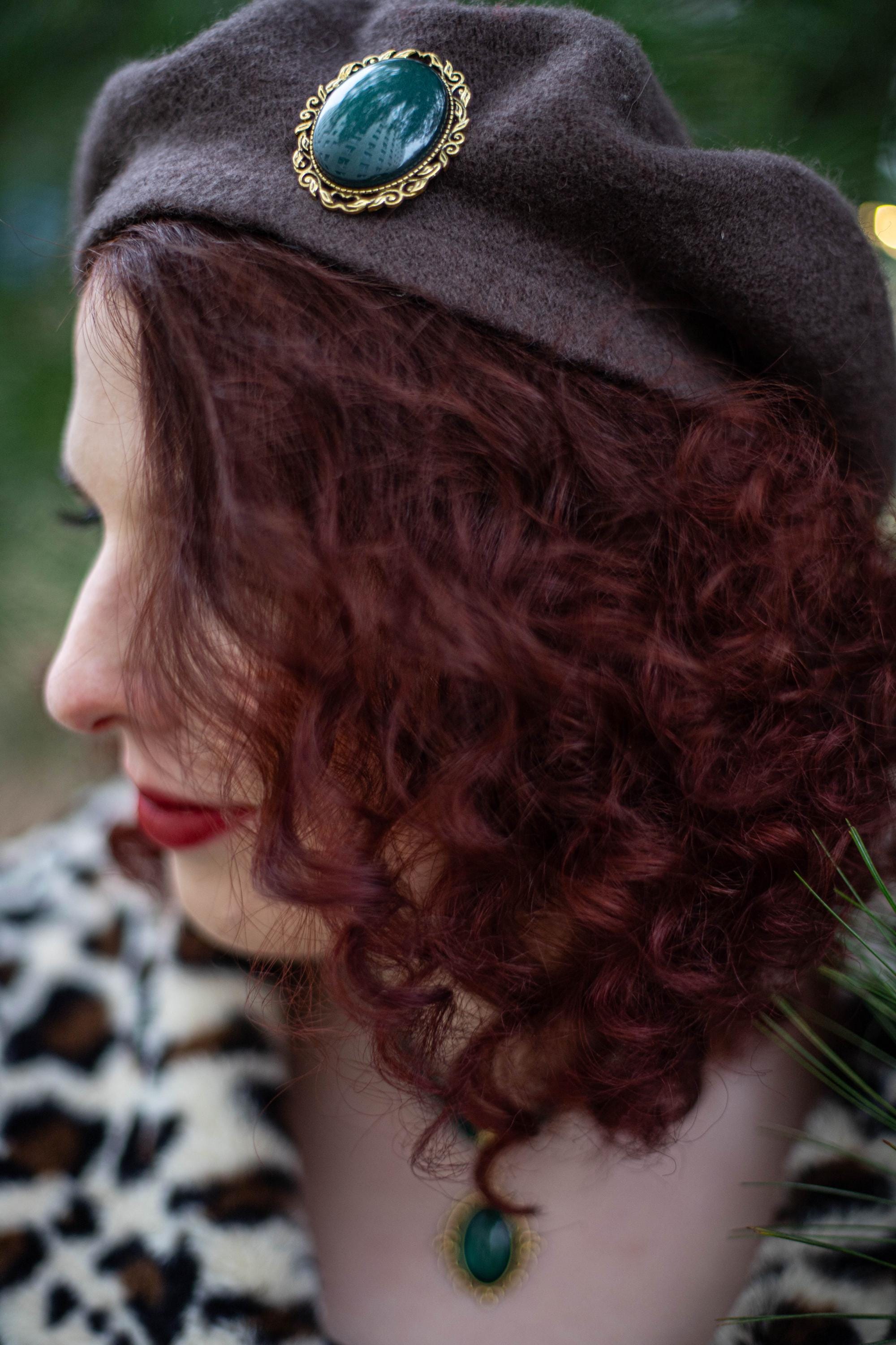 Goldene Brosche Wunschfarbe oval aus Glassteinen als Cosplay Schmuck und Steampunk Accessoire für Vintage Weihnachten -Brooches- BloodyBrilliants