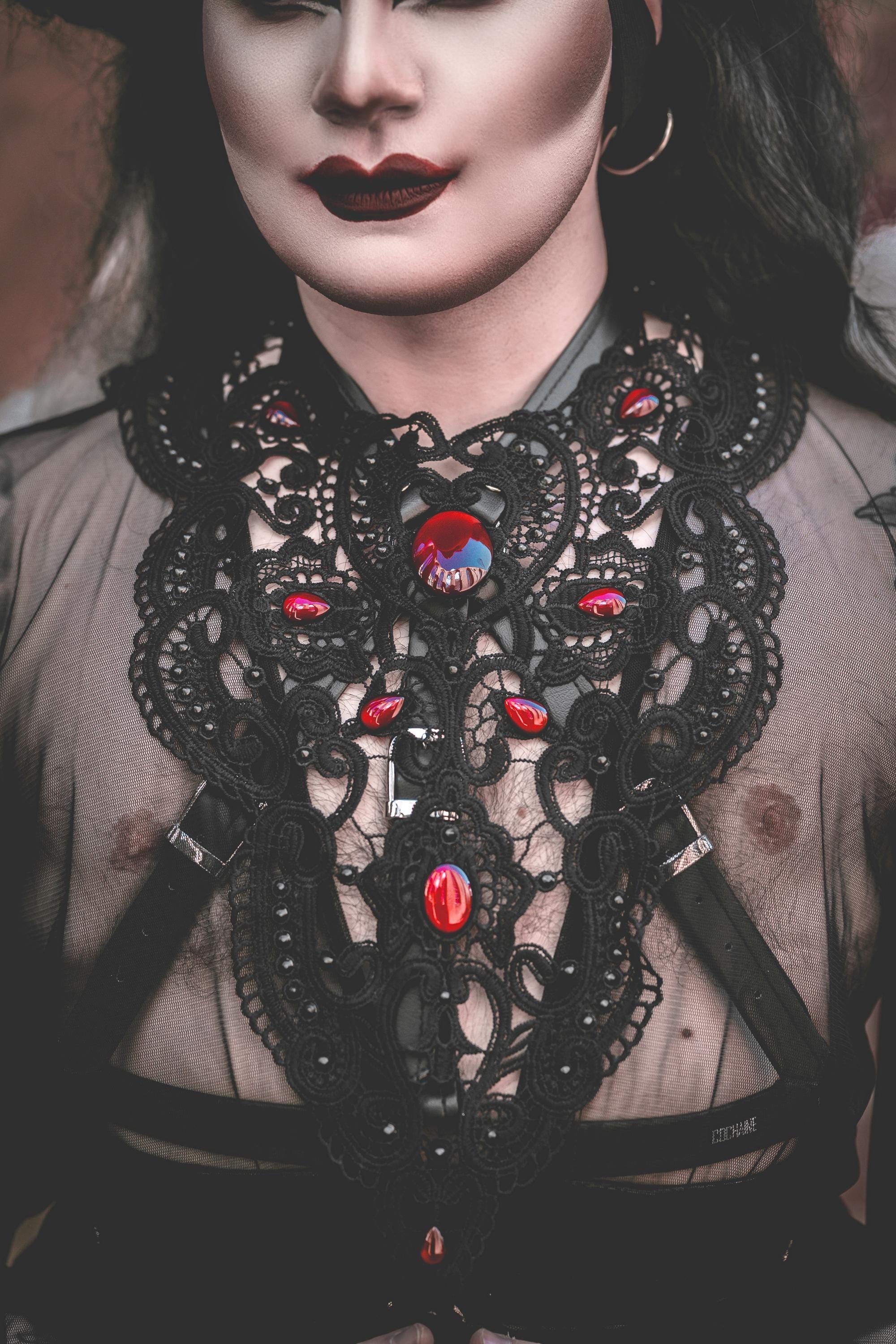 Collier schwarz Wunschfarbe Antik aus Spitze mit farbigen Glassteinen als Fantasy Schmuck für Fotoshooting oder Gothic Hochzeit -Chokers- BloodyBrilliants