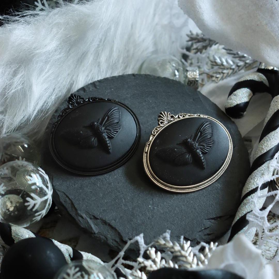 Totenkopfmotte Brosche schwarz als Gothic Schmuck für Dark Academia Outfit, Vintage Brosche gold für Hexen Adventskalender, Steampunk Stil -Brooches- BloodyBrilliants