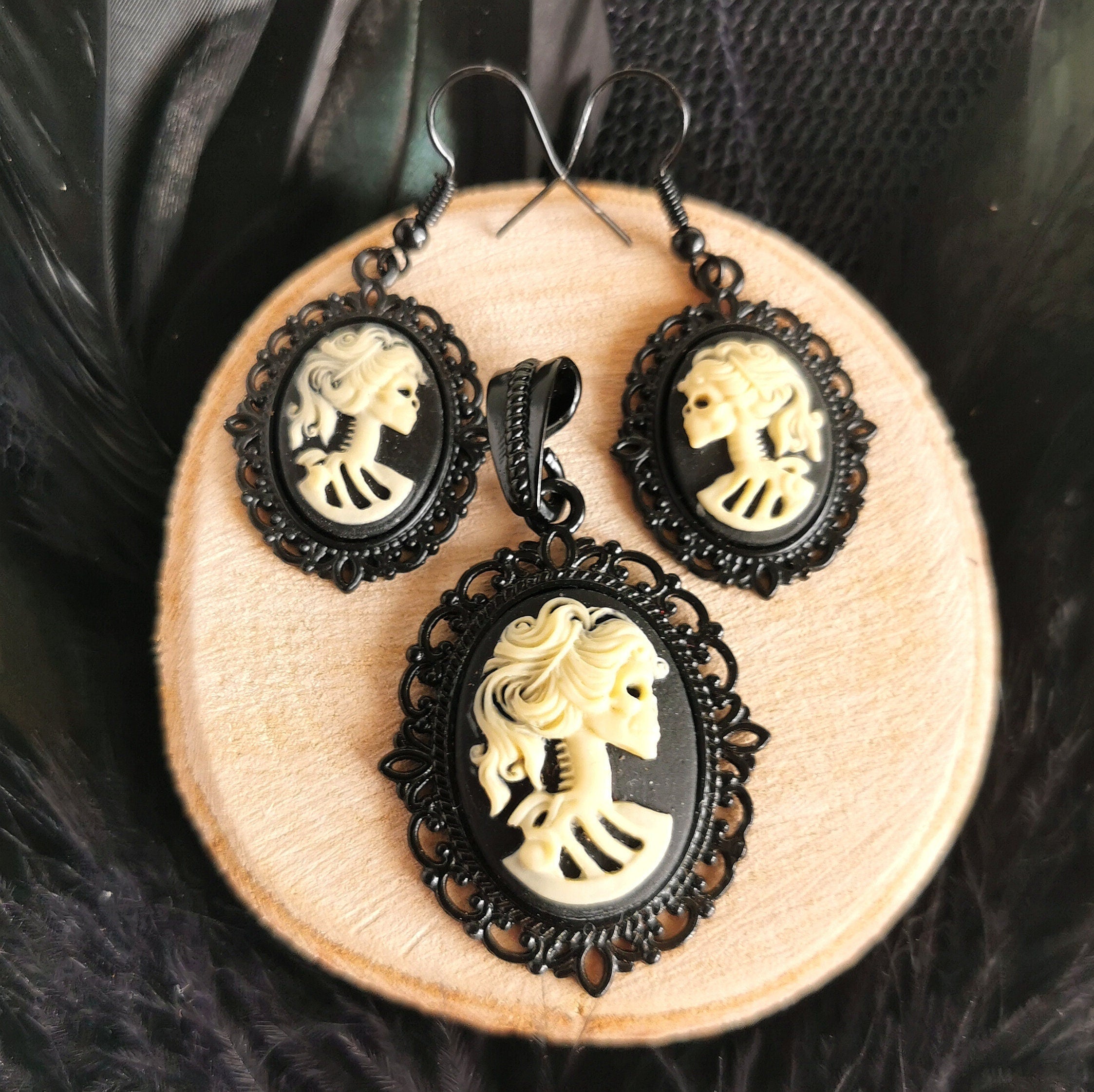 Lady Skull Anhänger Ohrringe Schmuckset Schädel Kette für Gothic Outfit oder LARP Cosplay -Pendants- BloodyBrilliants
