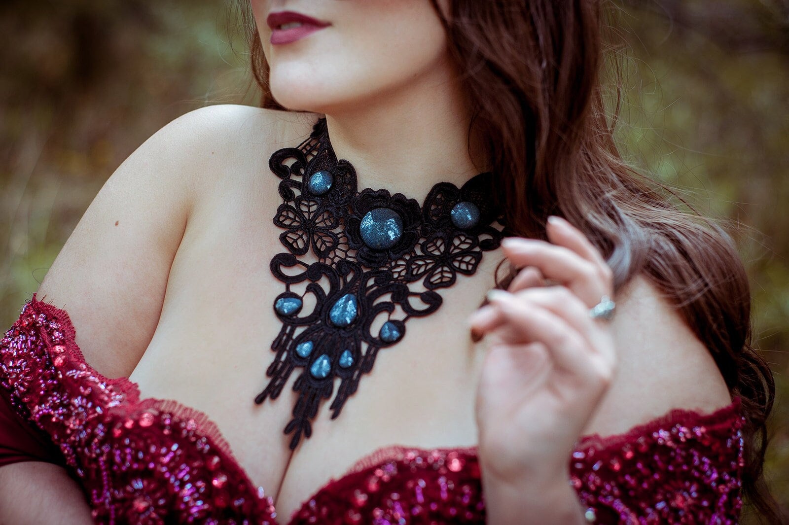 Gothic Collier schwarze Spitze Rund Tropfen mit farbigen Cabochon Glassteinen für Vampir Cosplay und Gothic Hochzeit -Chokers- BloodyBrilliants