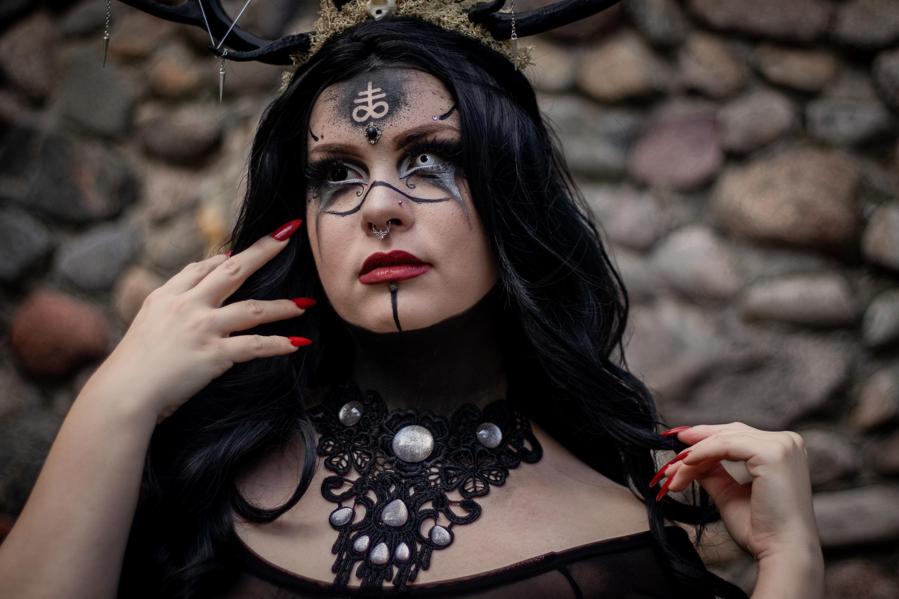 Gothic Collier schwarze Spitze Rund Tropfen mit farbigen Cabochon Glassteinen für Vampir Cosplay und Gothic Hochzeit -Chokers- BloodyBrilliants