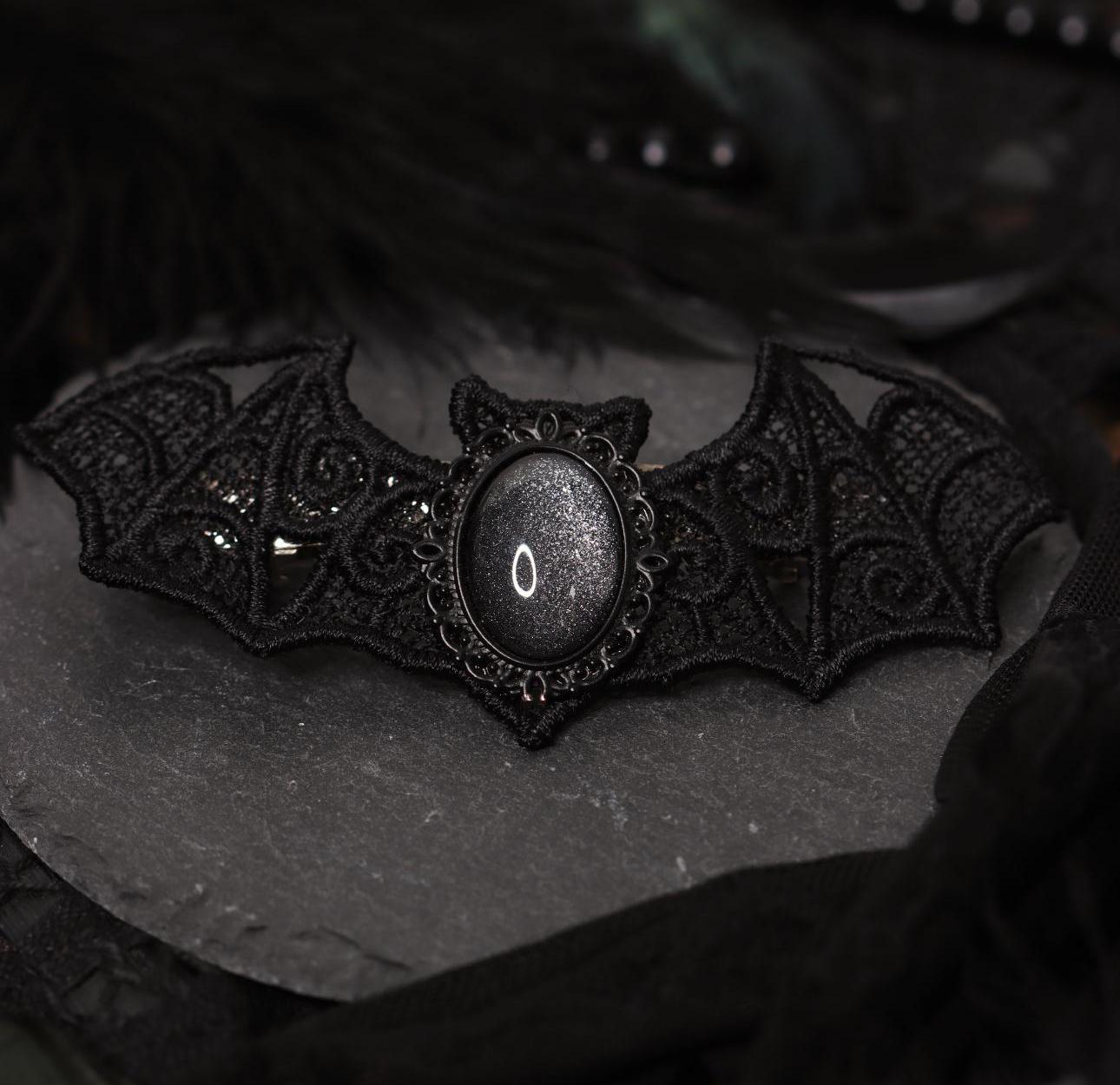 Gothic Schmuck Set in Wunschfarbe aus Fledermaus Haarspange, Gothic Kette & Tropfen Ohrringe für Gothic Adventskalender, Gothic Weihnachten -Jewelry Sets- BloodyBrilliants